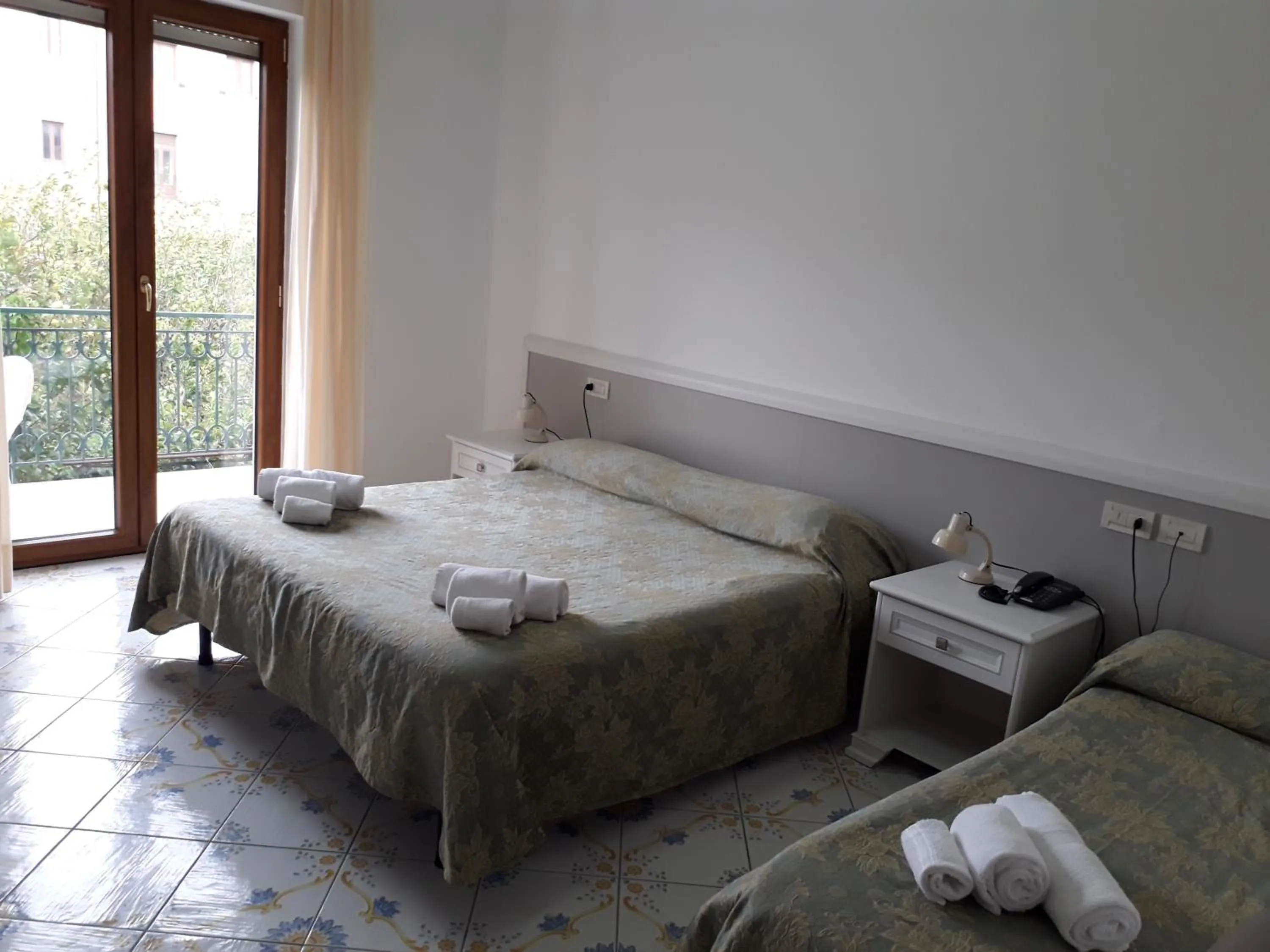 Photo of the whole room, Bed in Central Park