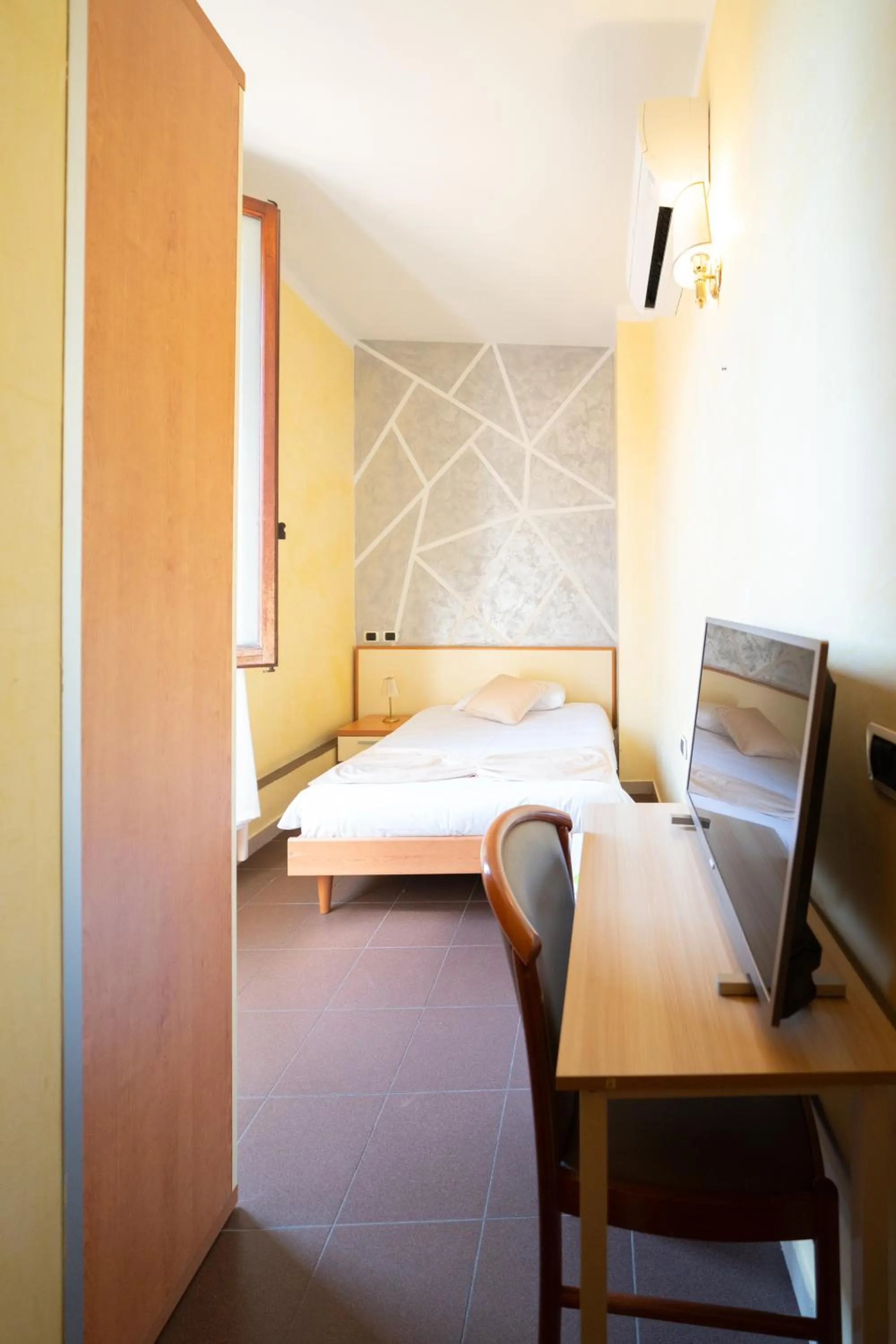 Photo of the whole room, Bed in Hotel Angelica Firenze