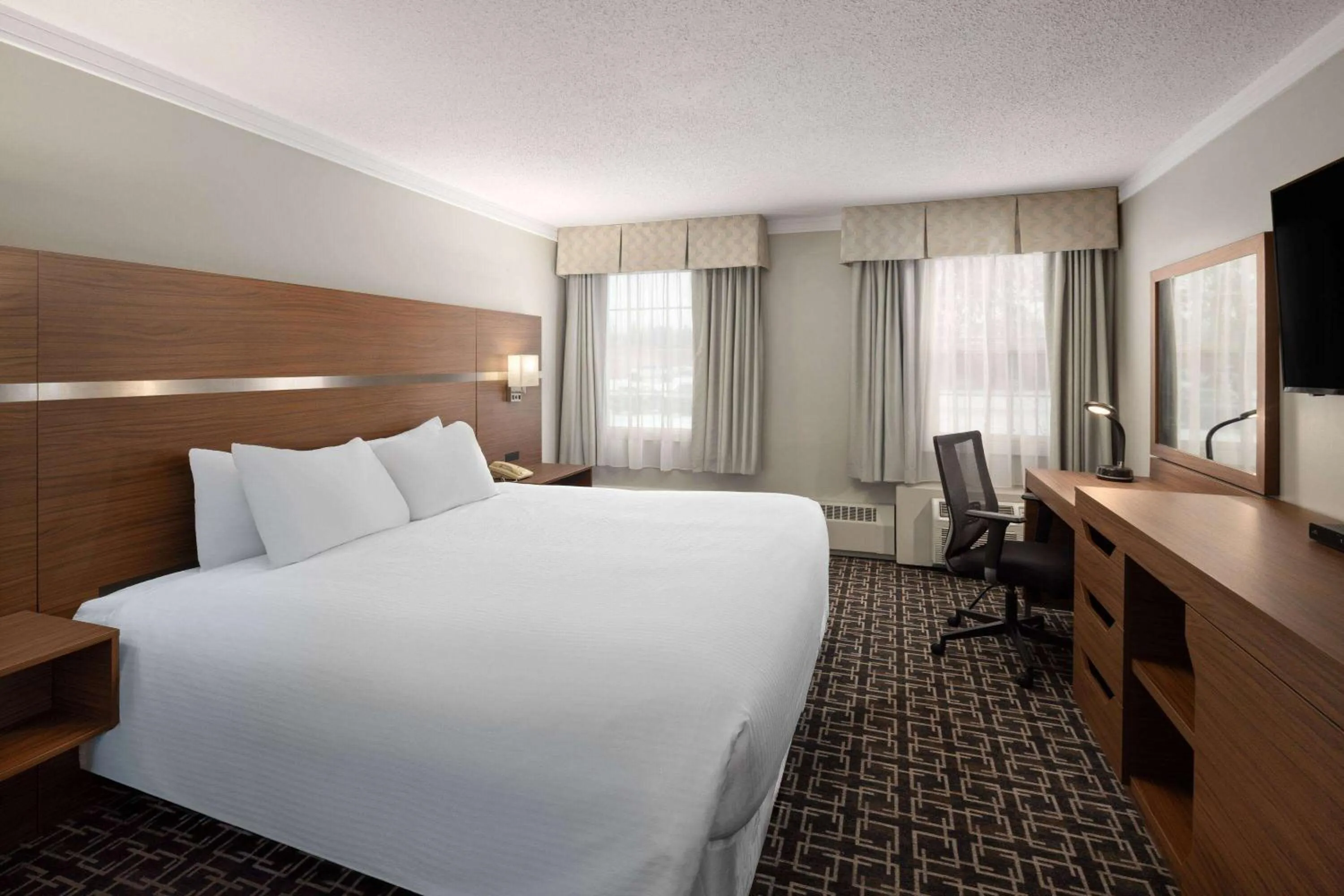 Photo of the whole room, Bed in Baymont by Wyndham Edson