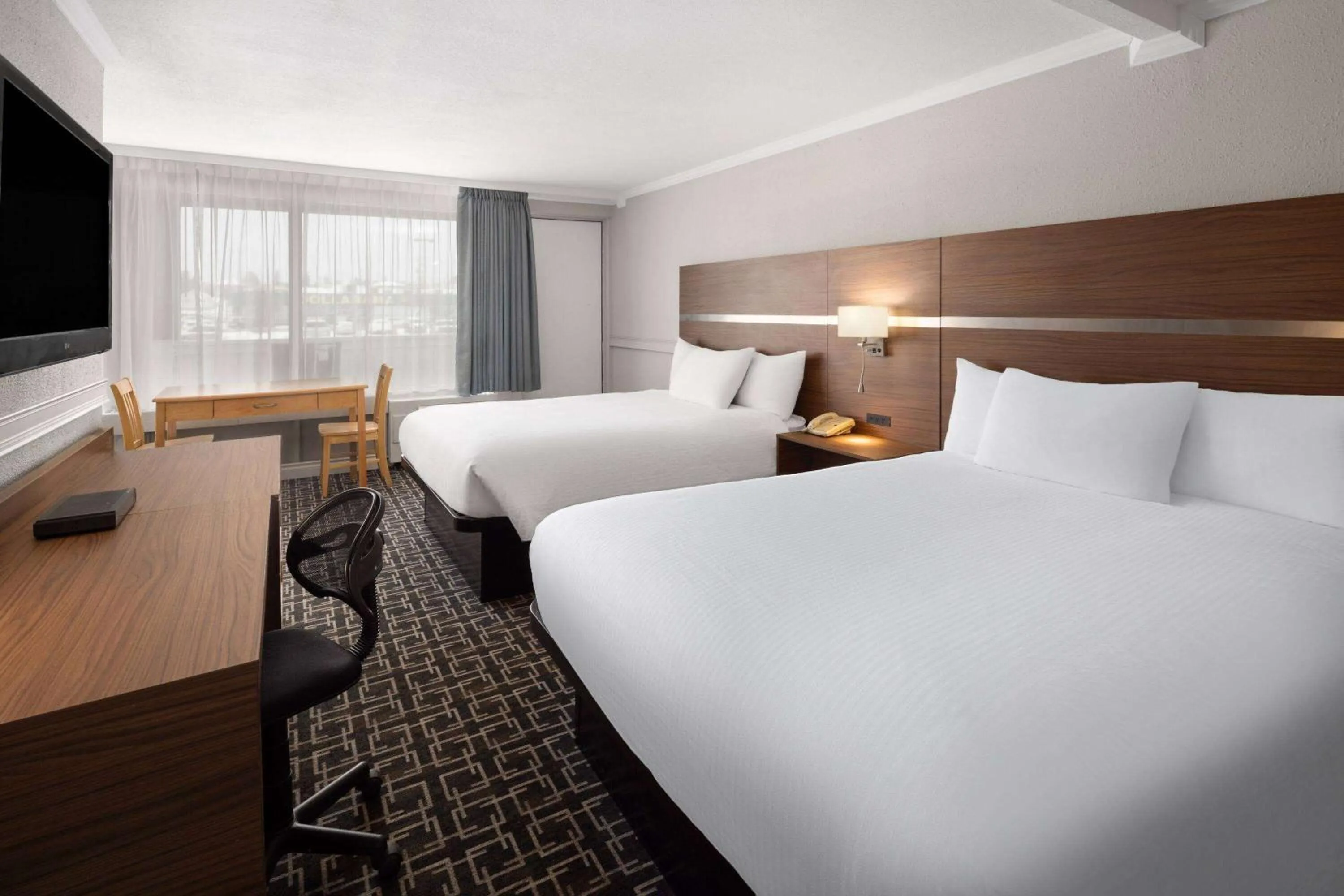 Photo of the whole room, Bed in Baymont by Wyndham Edson