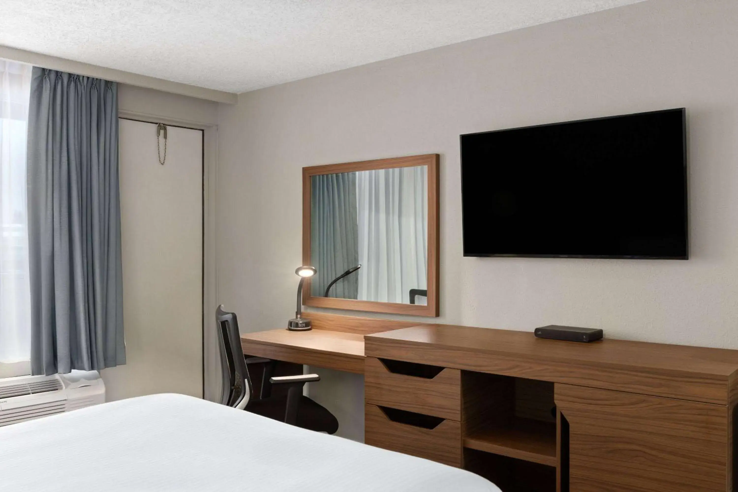 Photo of the whole room, Bed in Baymont by Wyndham Edson Photo of the whole room, Bed in Baymont by Wyndham Edson