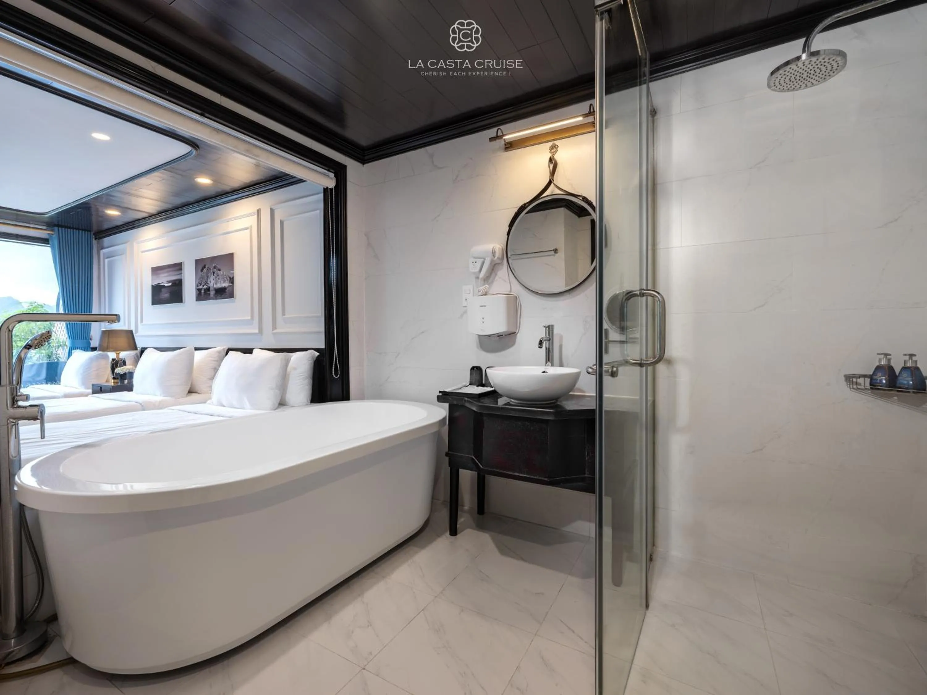Bathroom, Bed in La Casta Cruise