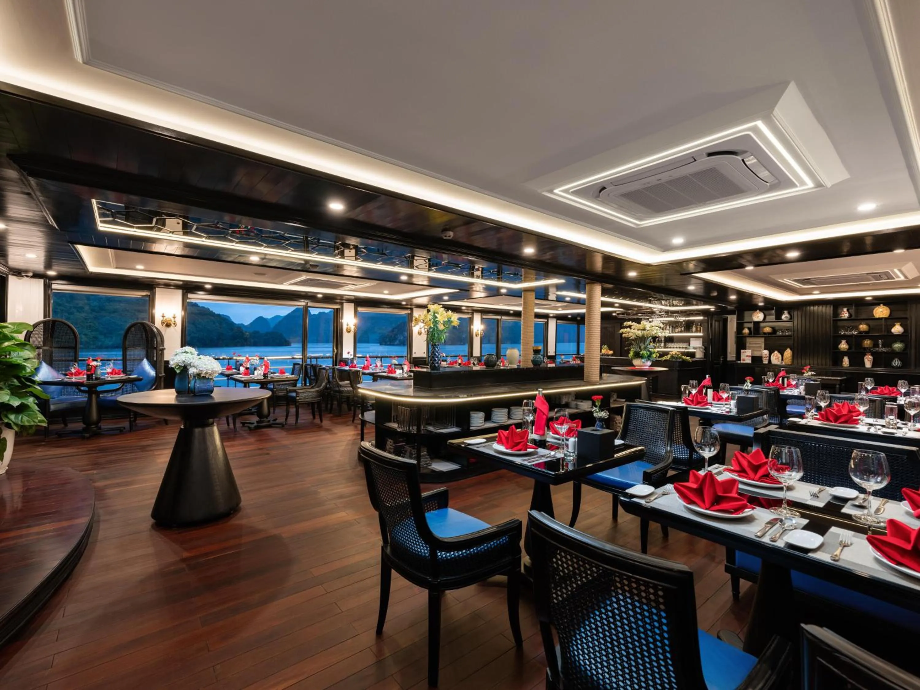 Restaurant/places to eat in La Casta Cruise