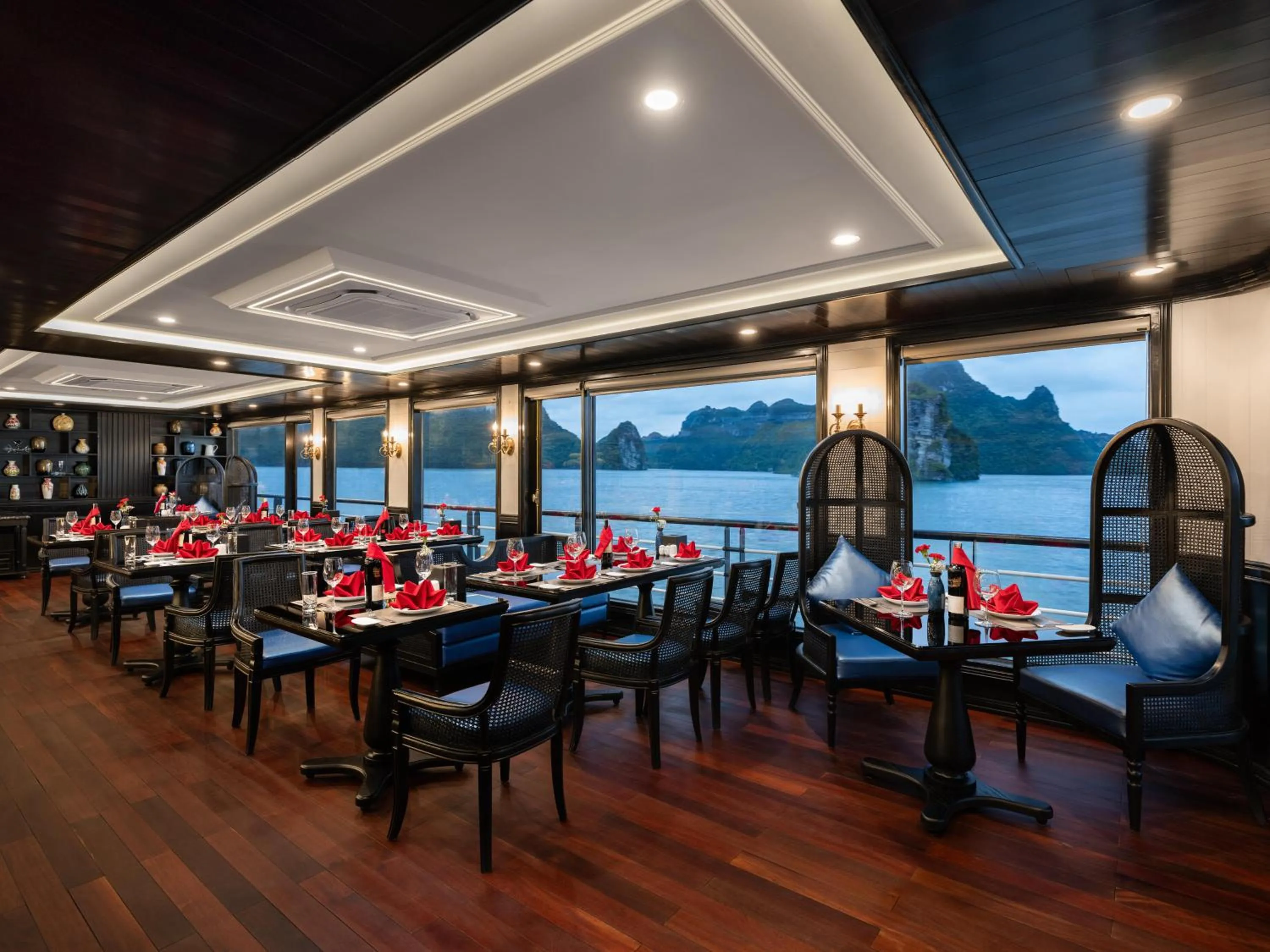Restaurant/places to eat in La Casta Cruise