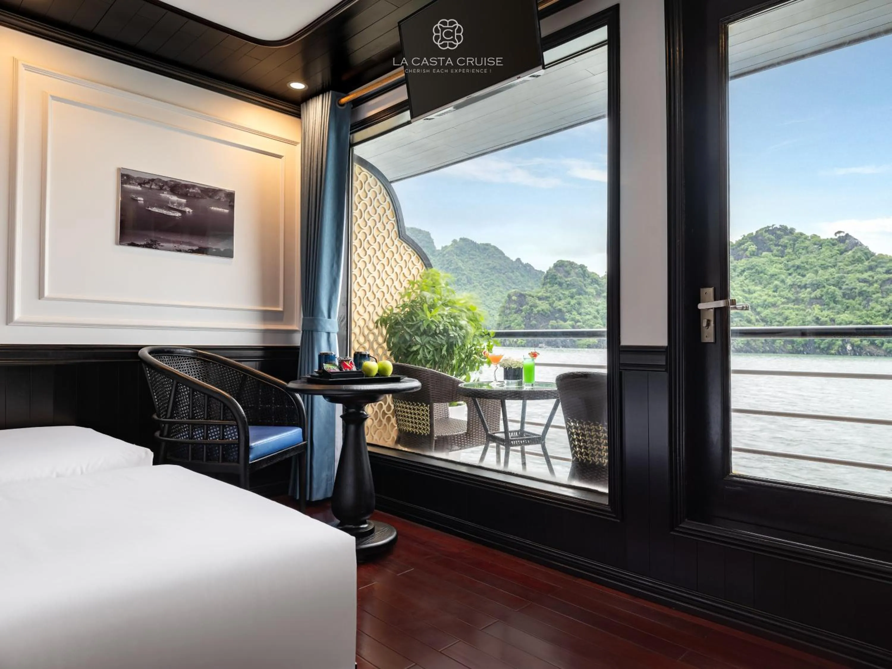 View (from property/room), Bed in La Casta Cruise