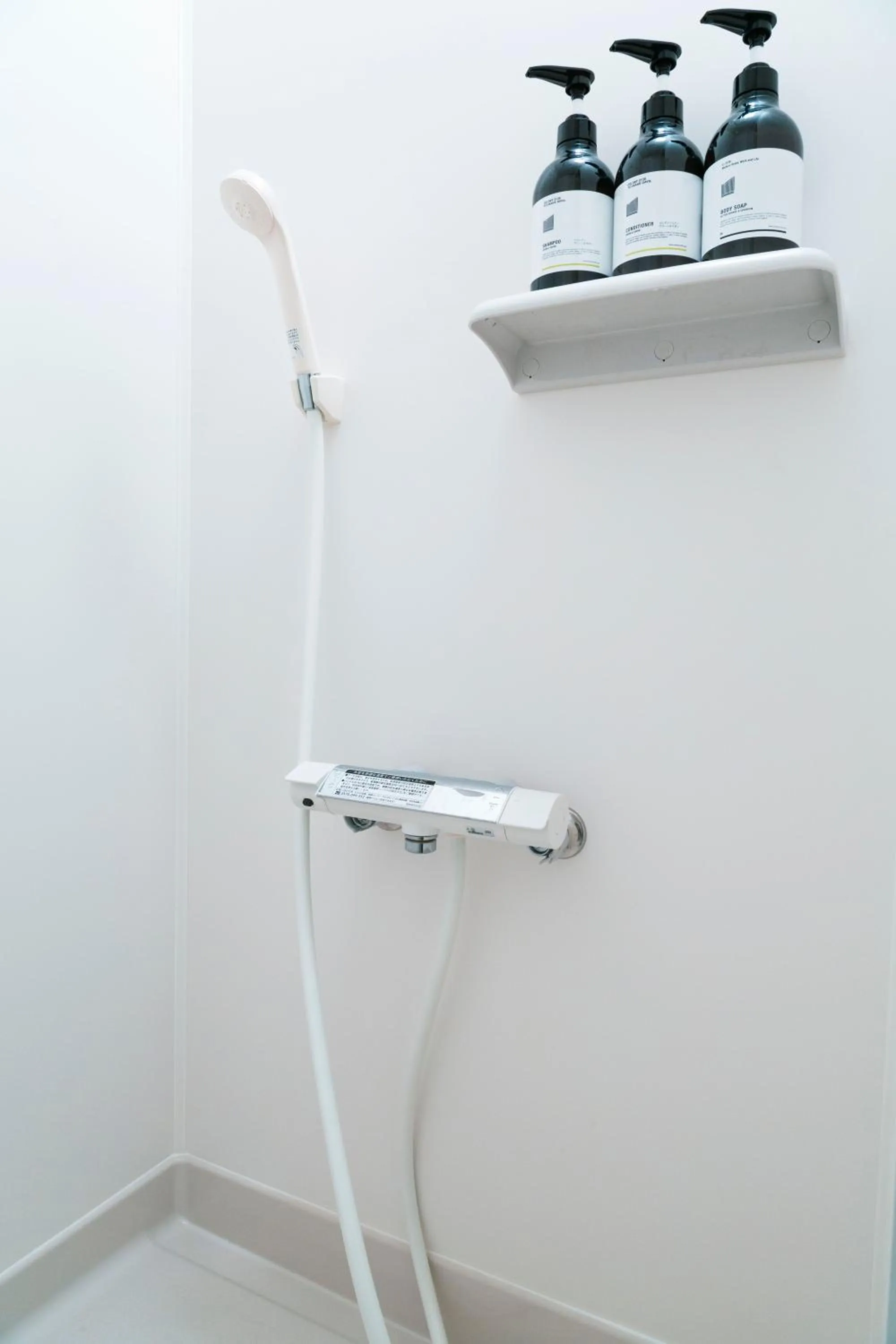 Shower in illi Esu Nakano