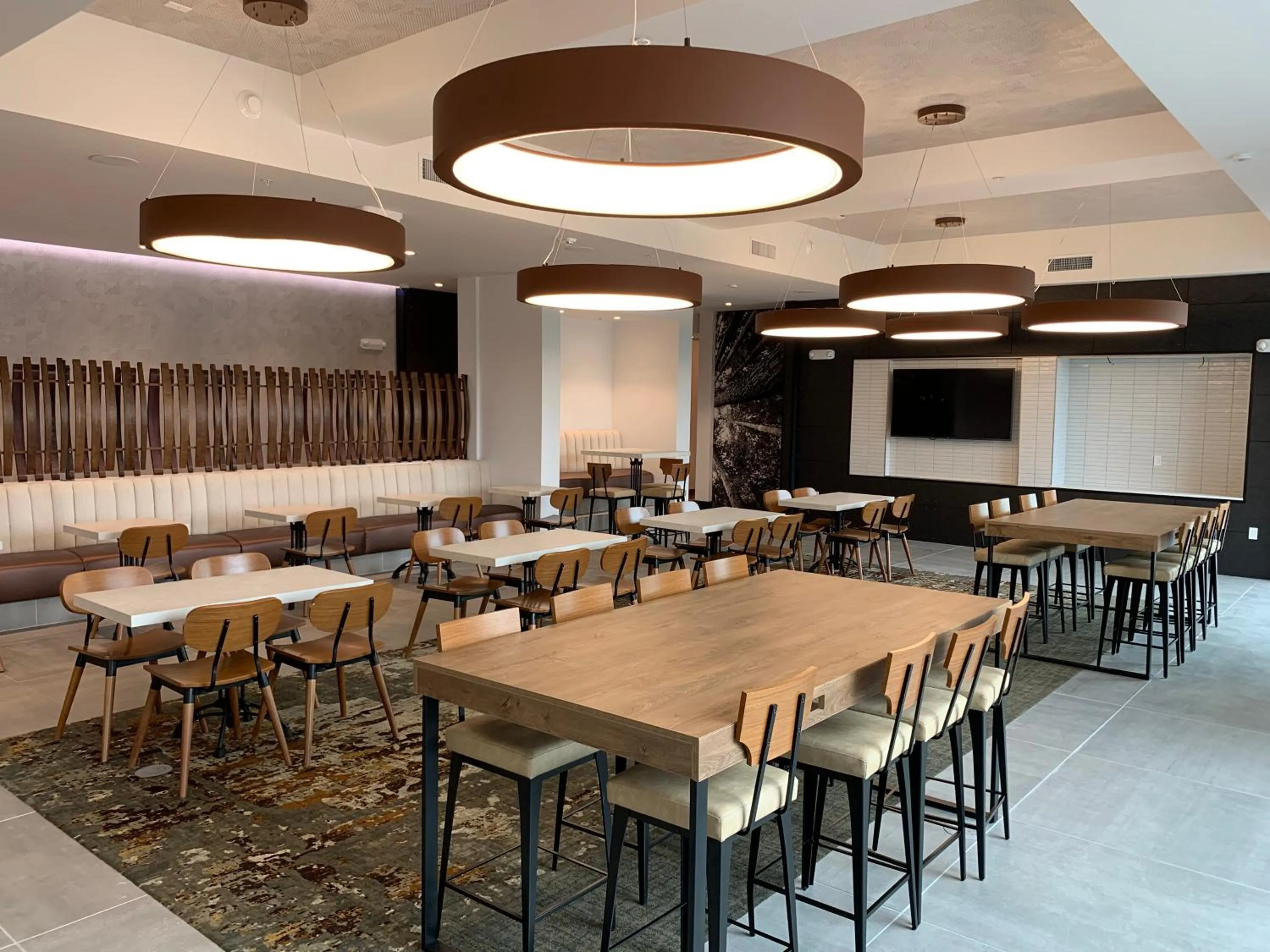 Seating area in La Quinta Inn & Suites by Wyndham Santa Rosa Sonoma