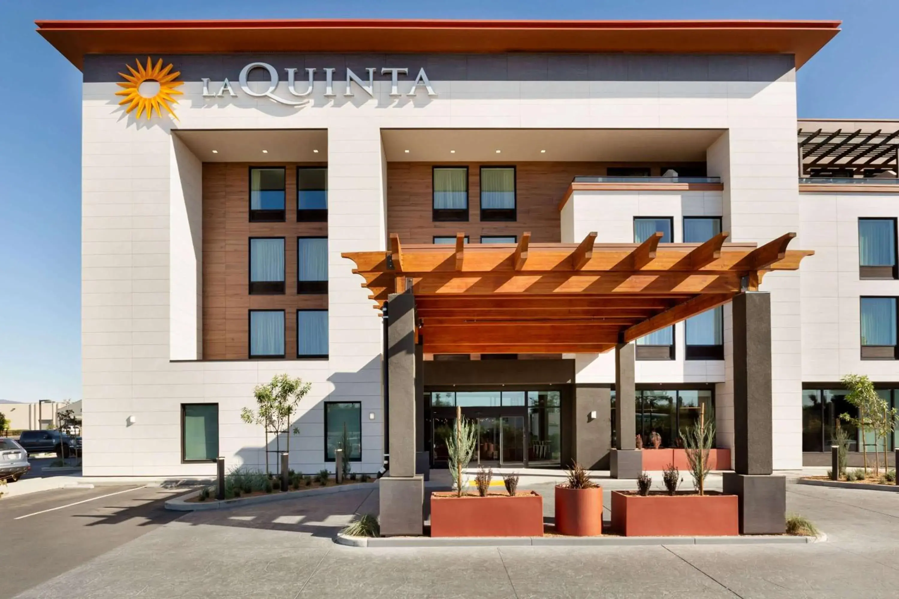 Property building in La Quinta Inn & Suites by Wyndham Santa Rosa Sonoma Property building in La Quinta Inn & Suites by Wyndham Santa Rosa Sonoma