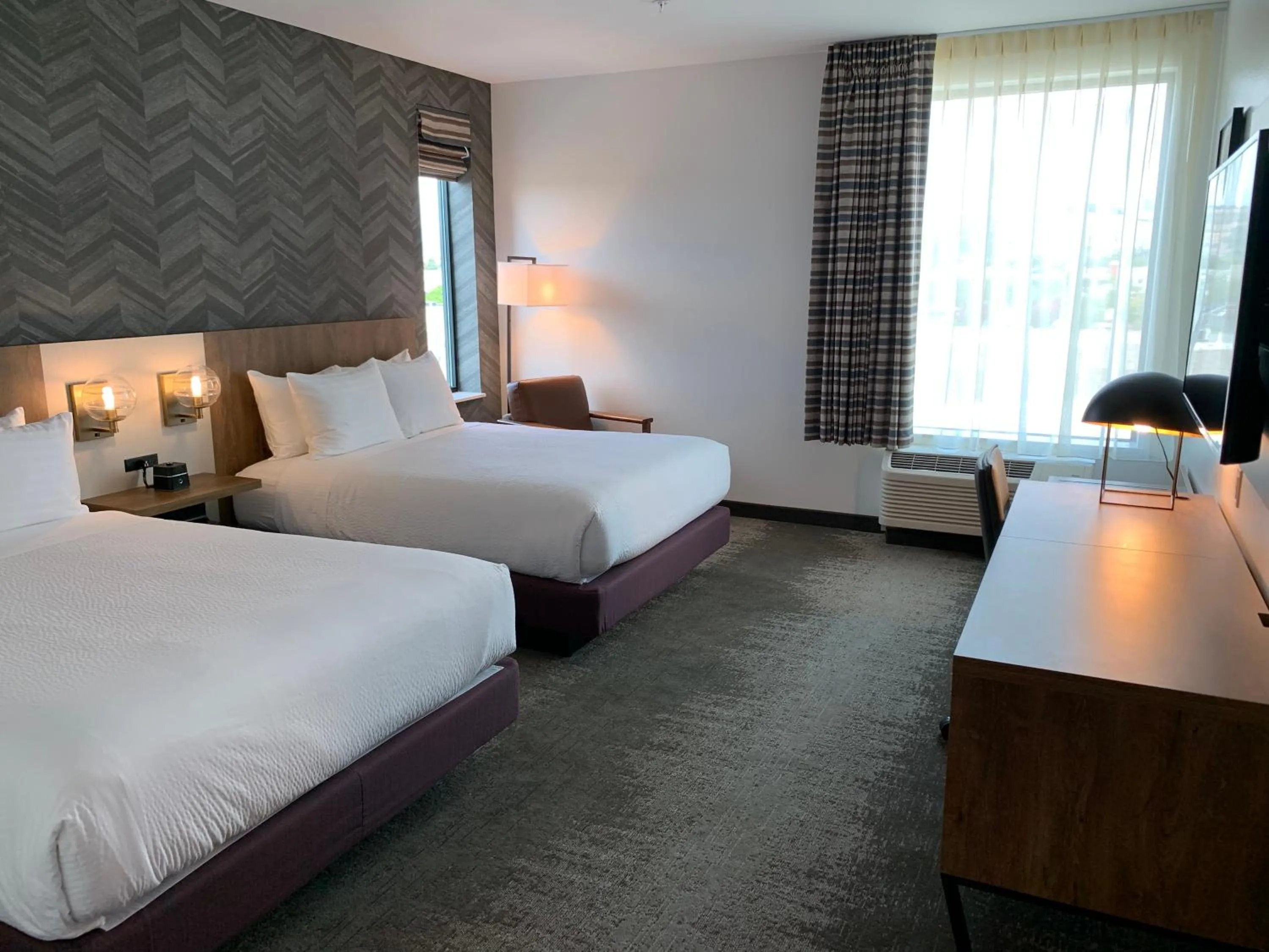 Photo of the whole room, Bed in La Quinta Inn & Suites by Wyndham Santa Rosa Sonoma