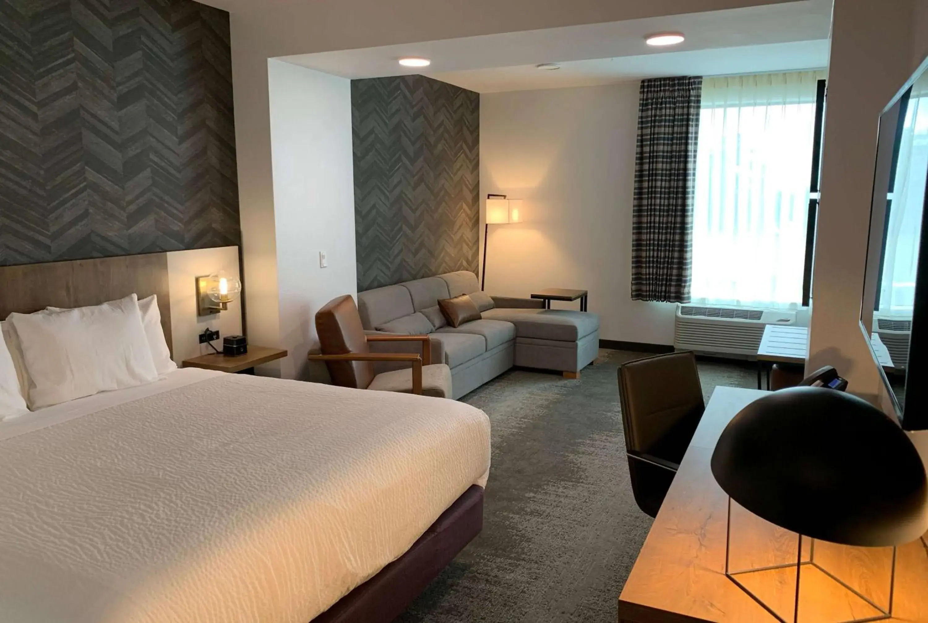 Photo of the whole room, Bed in La Quinta Inn & Suites by Wyndham Santa Rosa Sonoma Photo of the whole room, Bed in La Quinta Inn & Suites by Wyndham Santa Rosa Sonoma