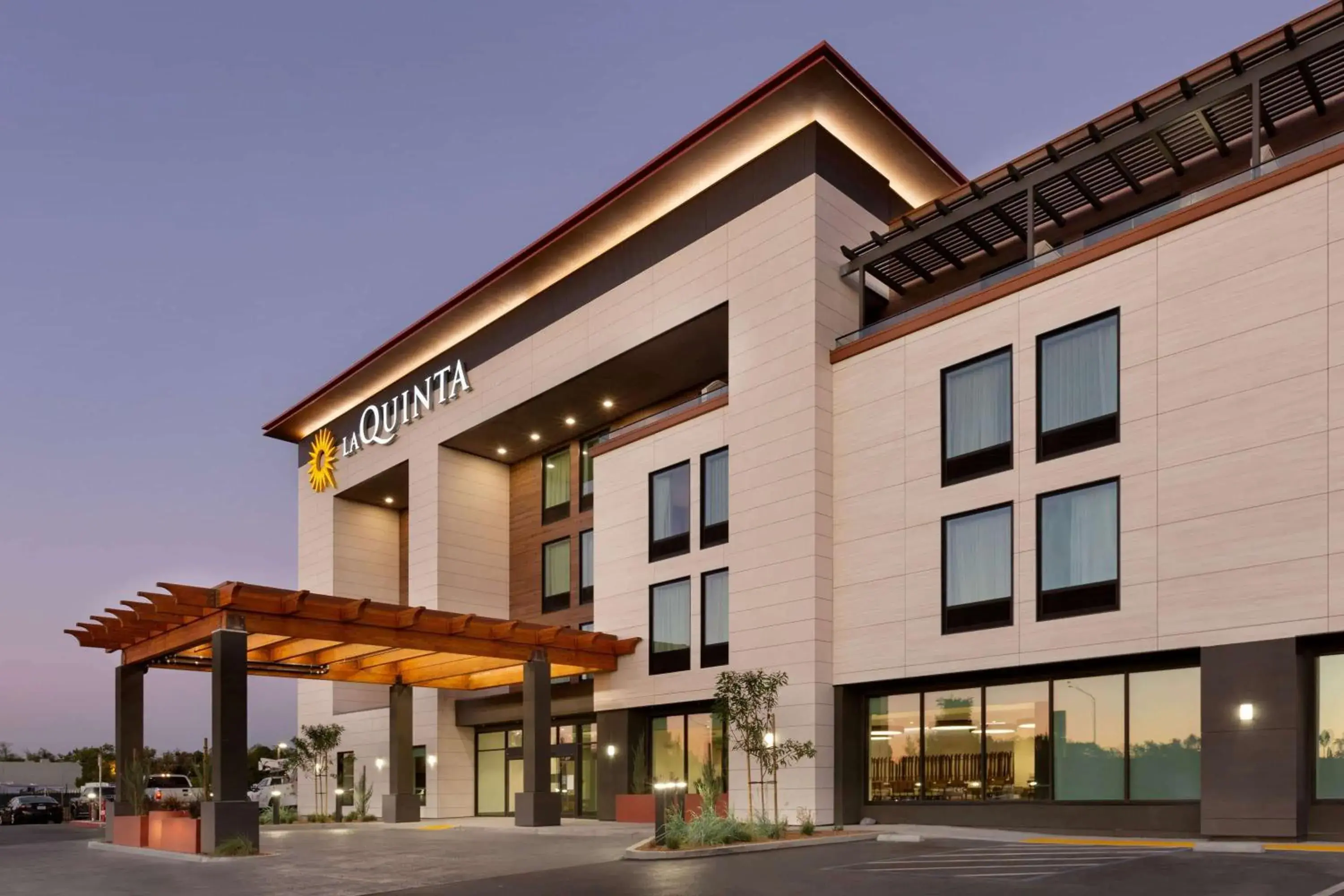 Property building in La Quinta Inn & Suites by Wyndham Santa Rosa Sonoma Property building in La Quinta Inn & Suites by Wyndham Santa Rosa Sonoma