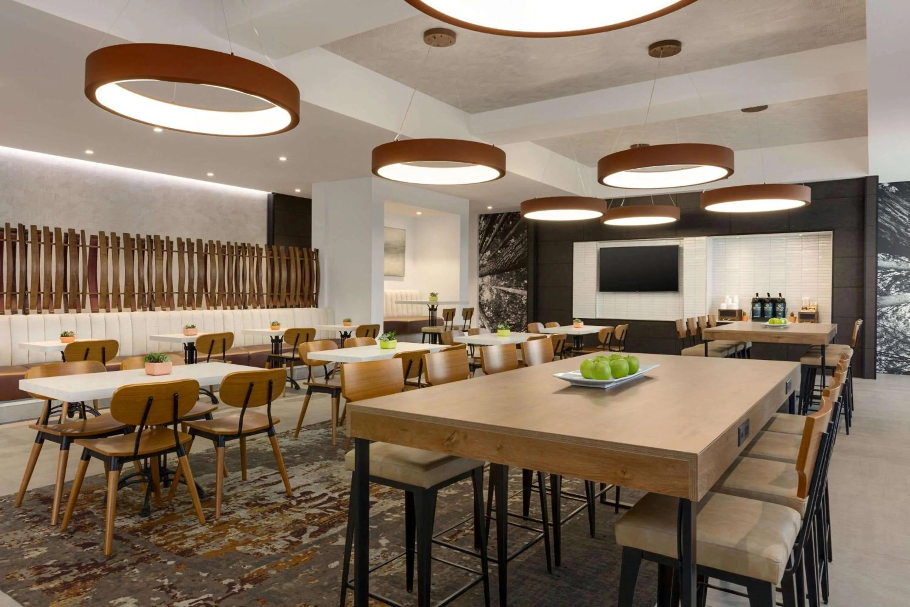 Restaurant/places to eat in La Quinta Inn & Suites by Wyndham Santa Rosa Sonoma