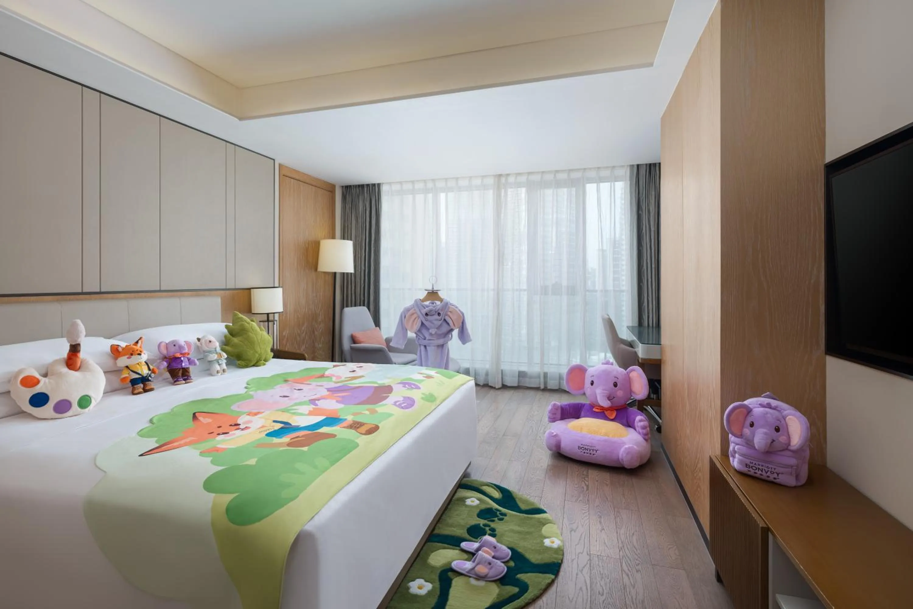 Entertainment, Bed in Marriott Executive Apartments Chongqing