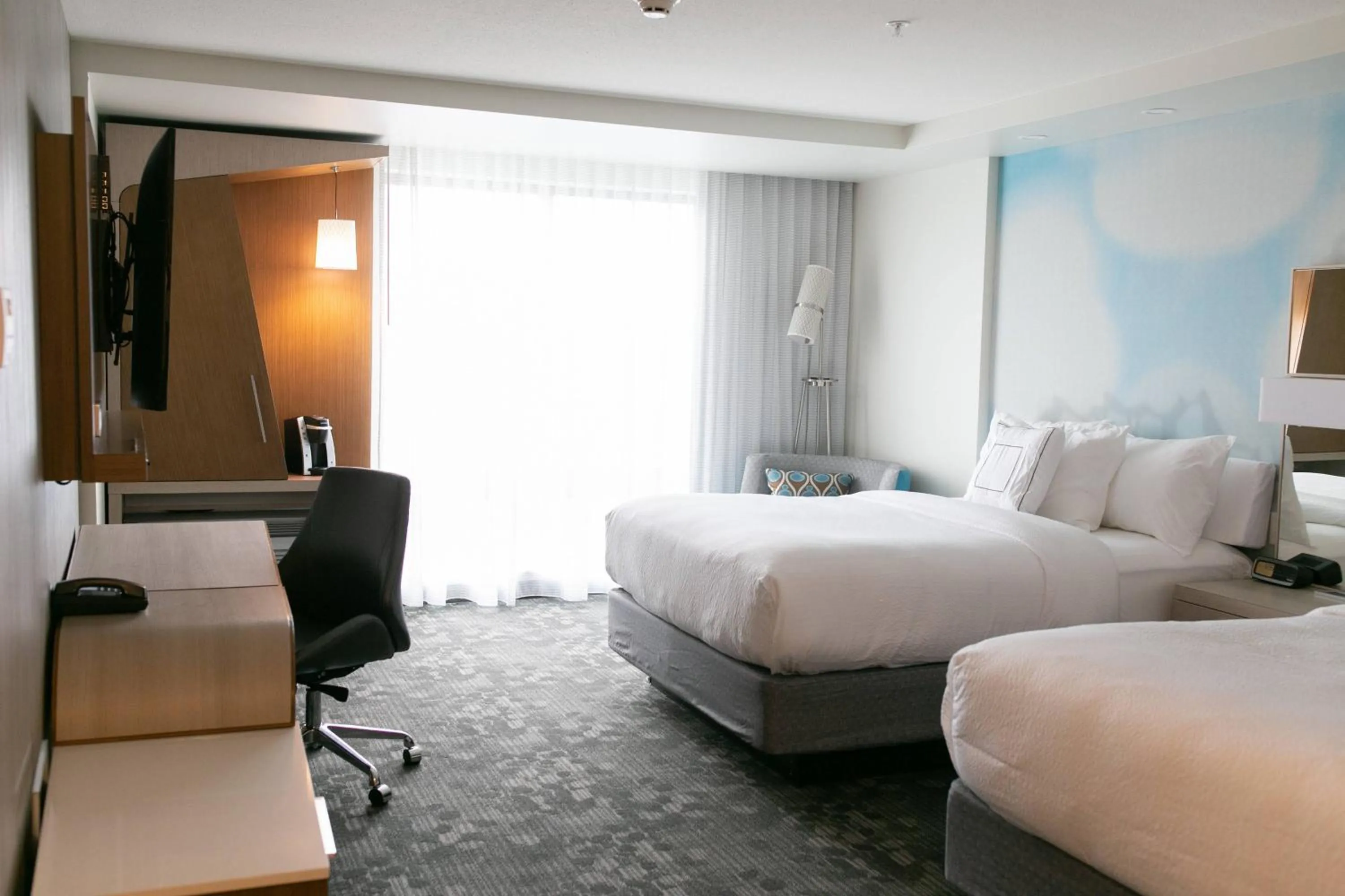 Photo of the whole room, Bed in Courtyard Elkhart