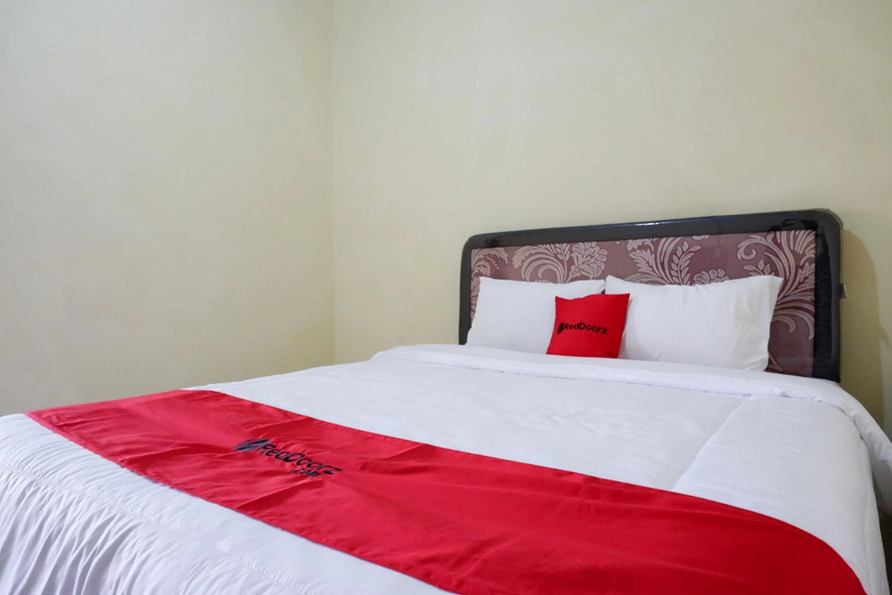 Bed in RedDoorz near Lippo Plaza Buton