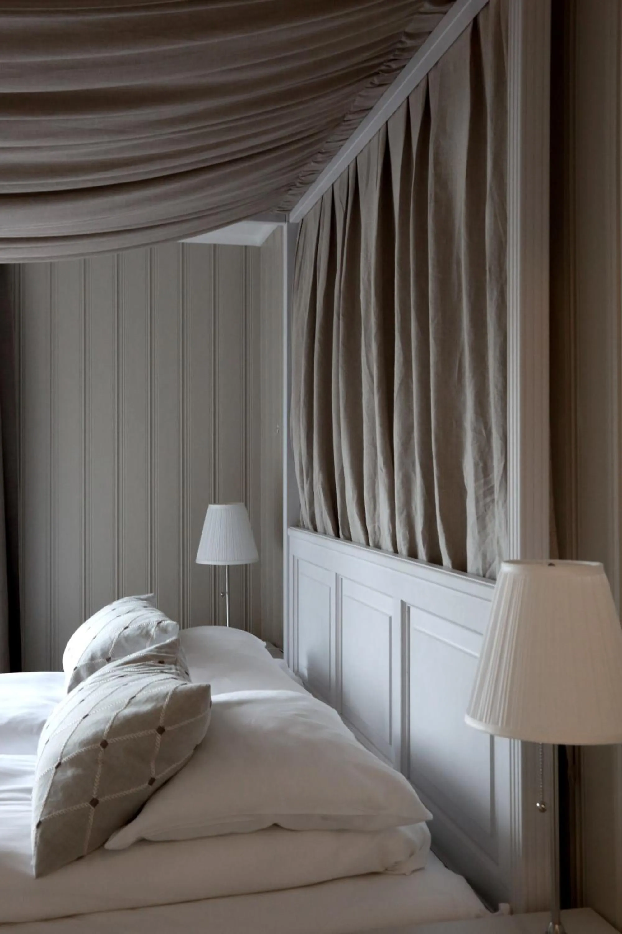 Bed in Sanner Hotell