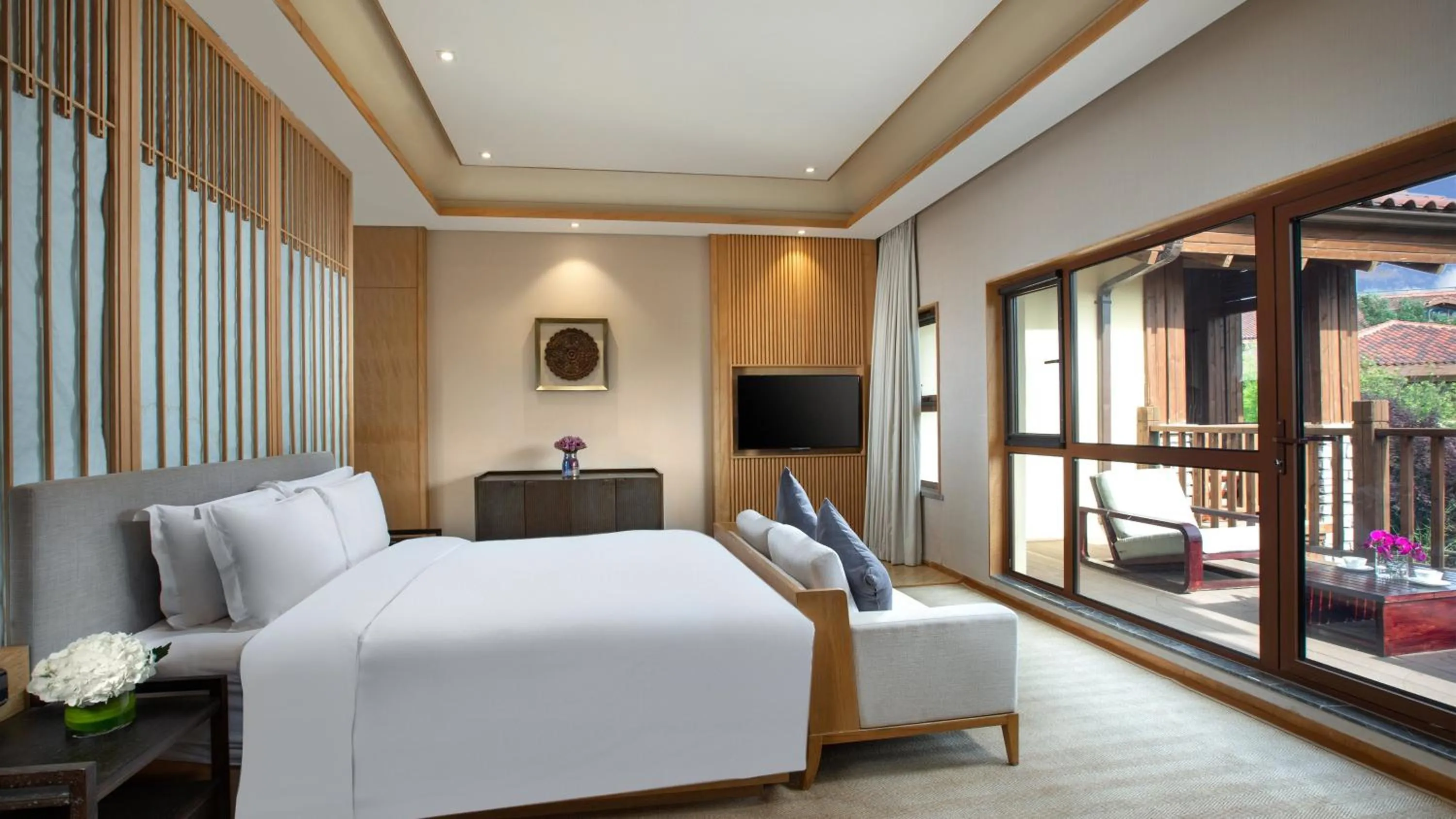 Photo of the whole room, Bed in Holiday Inn Dalian Hot Spring by IHG