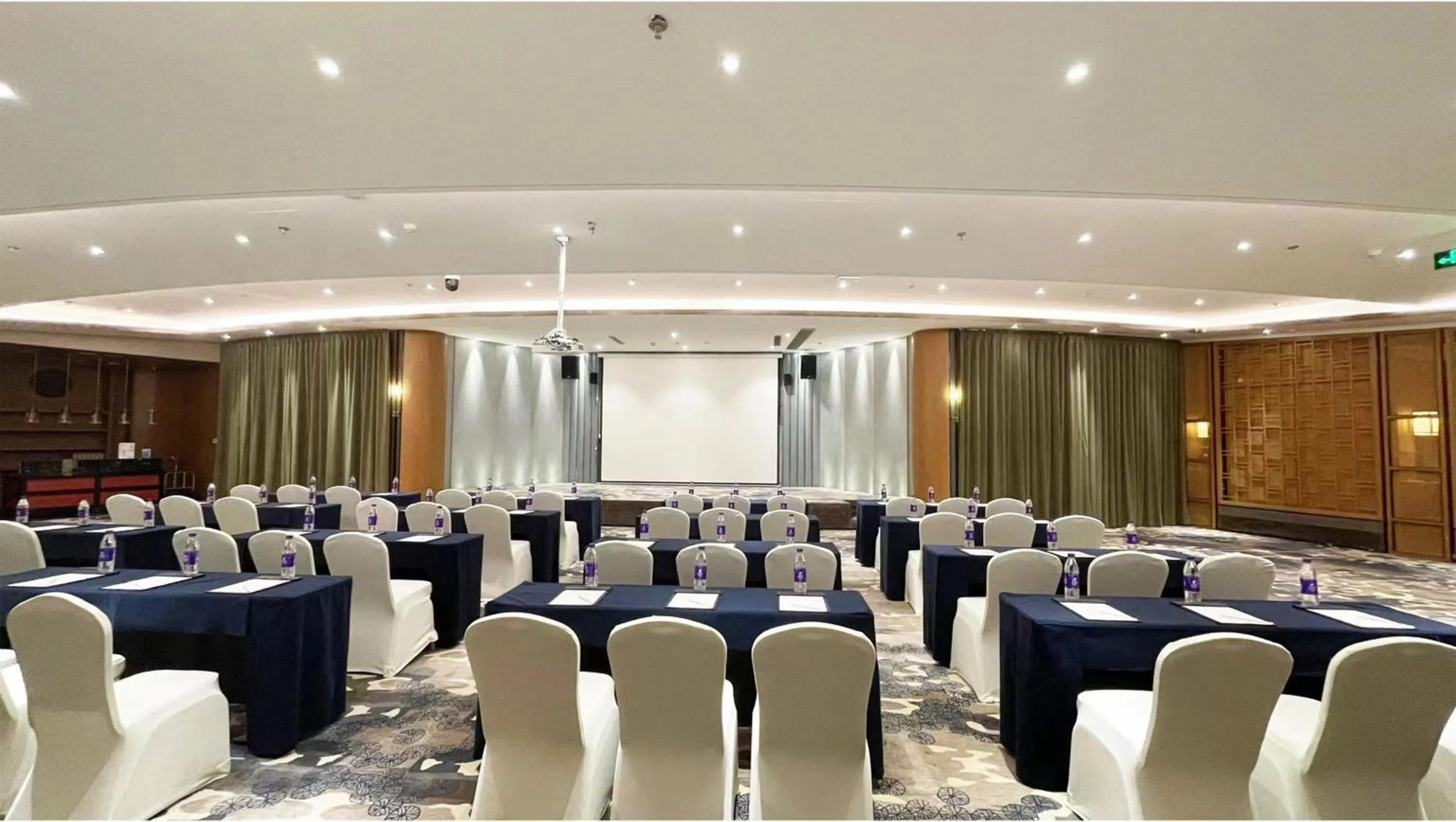 Meeting/conference room in Holiday Inn Dalian Hot Spring by IHG