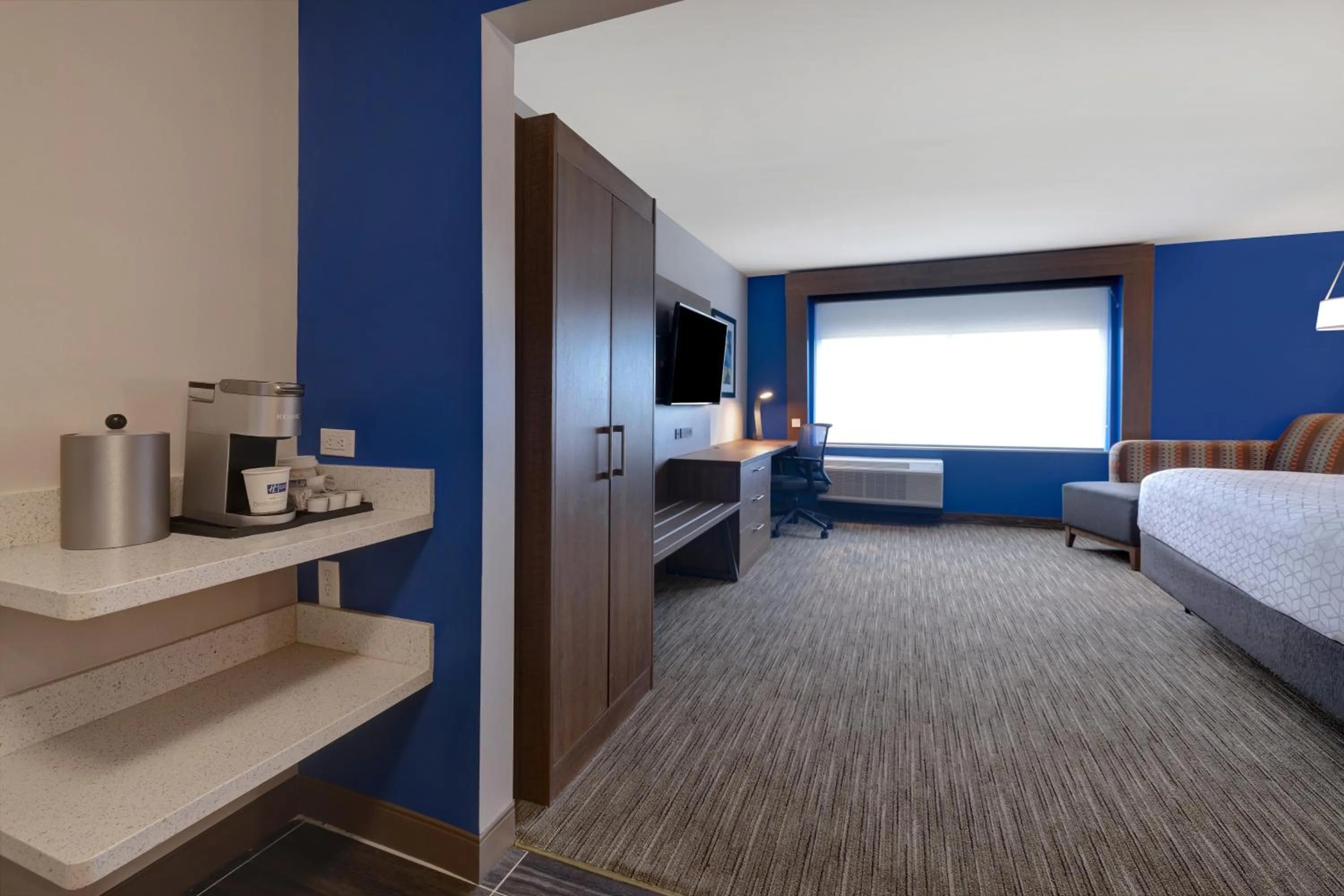 Photo of the whole room, Bed in Holiday Inn Express & Suites - Grand Rapids South - Wyoming by IHG