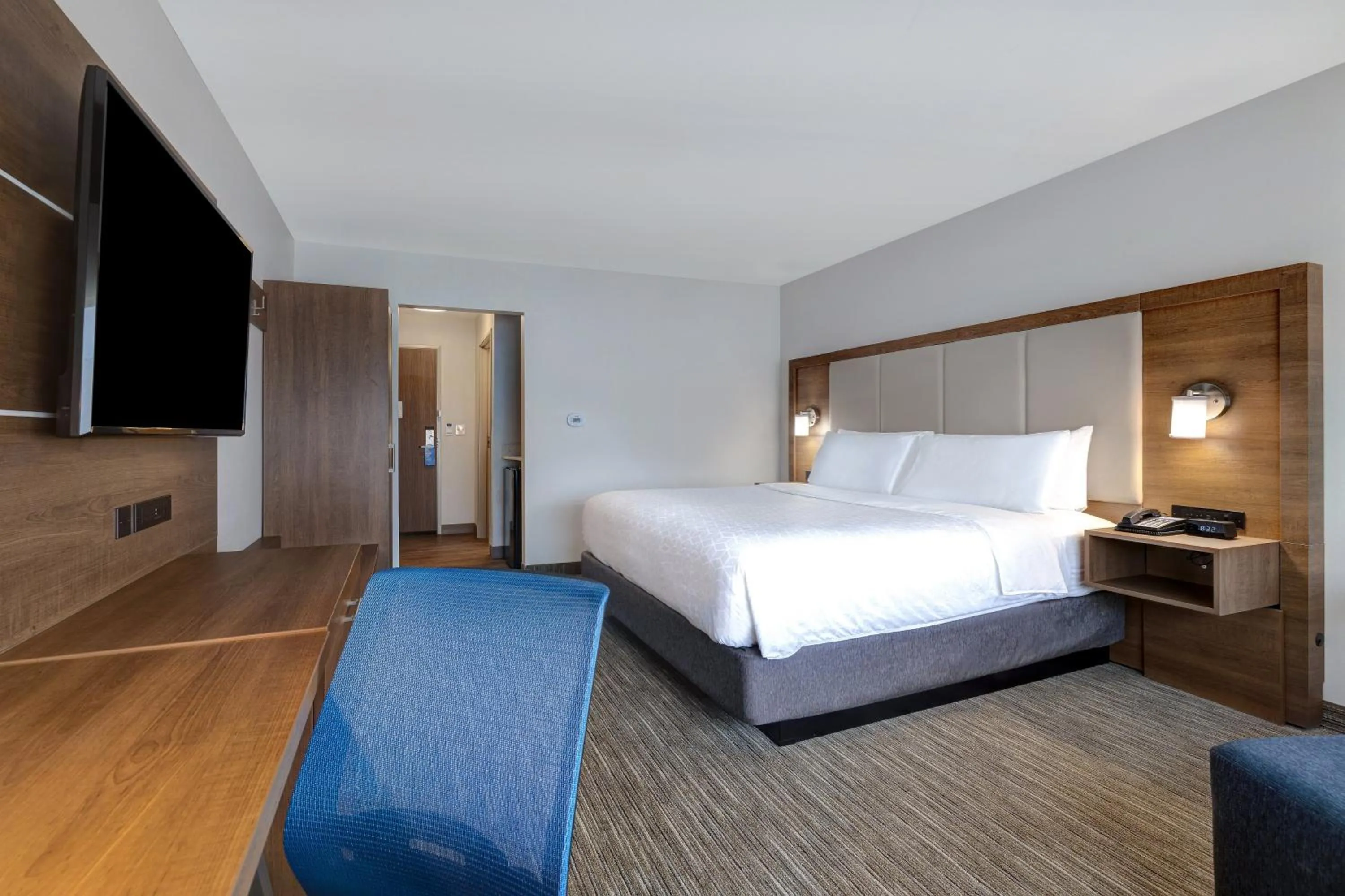 Photo of the whole room, Bed in Holiday Inn Express & Suites - Grand Rapids South - Wyoming by IHG