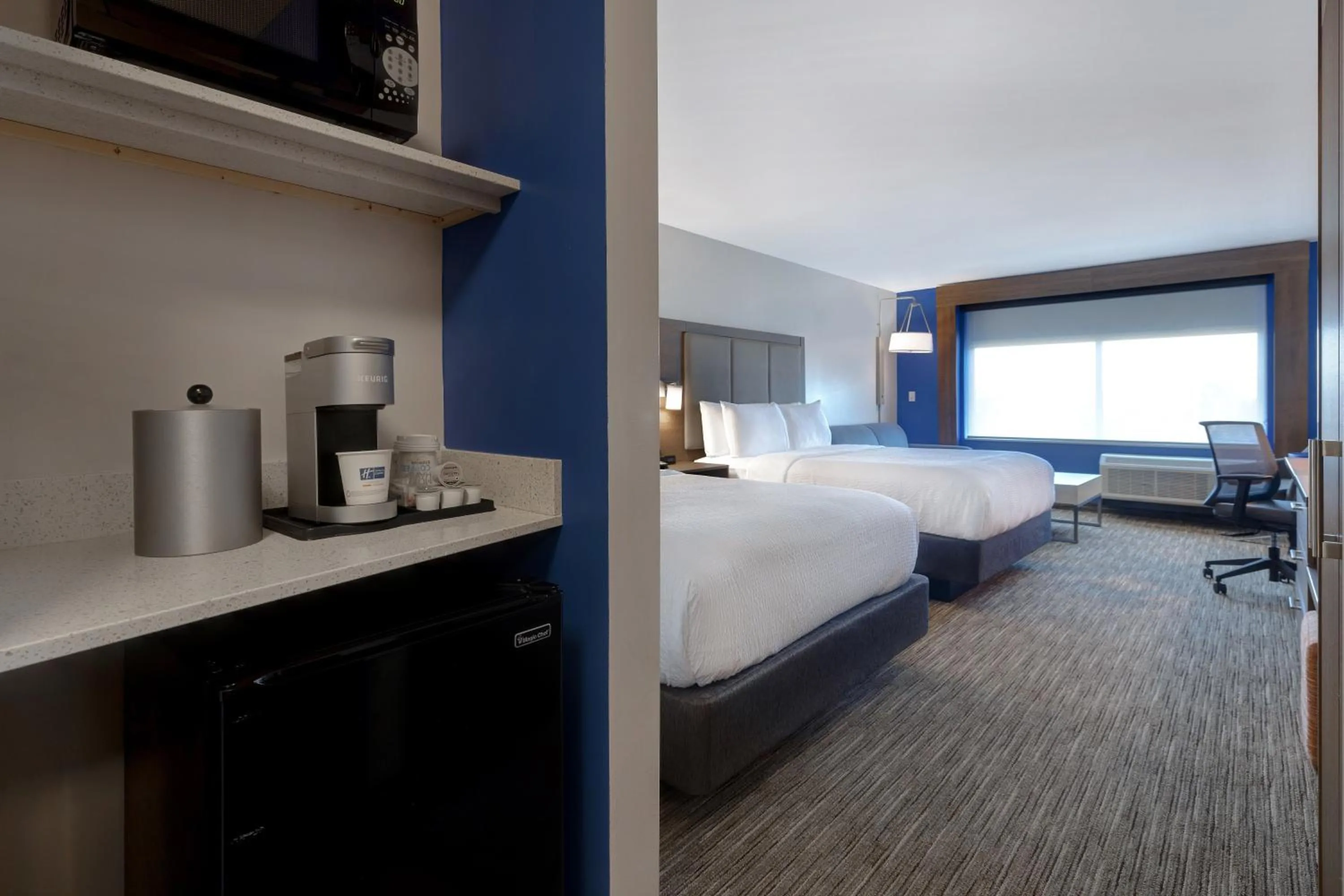 Photo of the whole room, Bed in Holiday Inn Express & Suites - Grand Rapids South - Wyoming by IHG