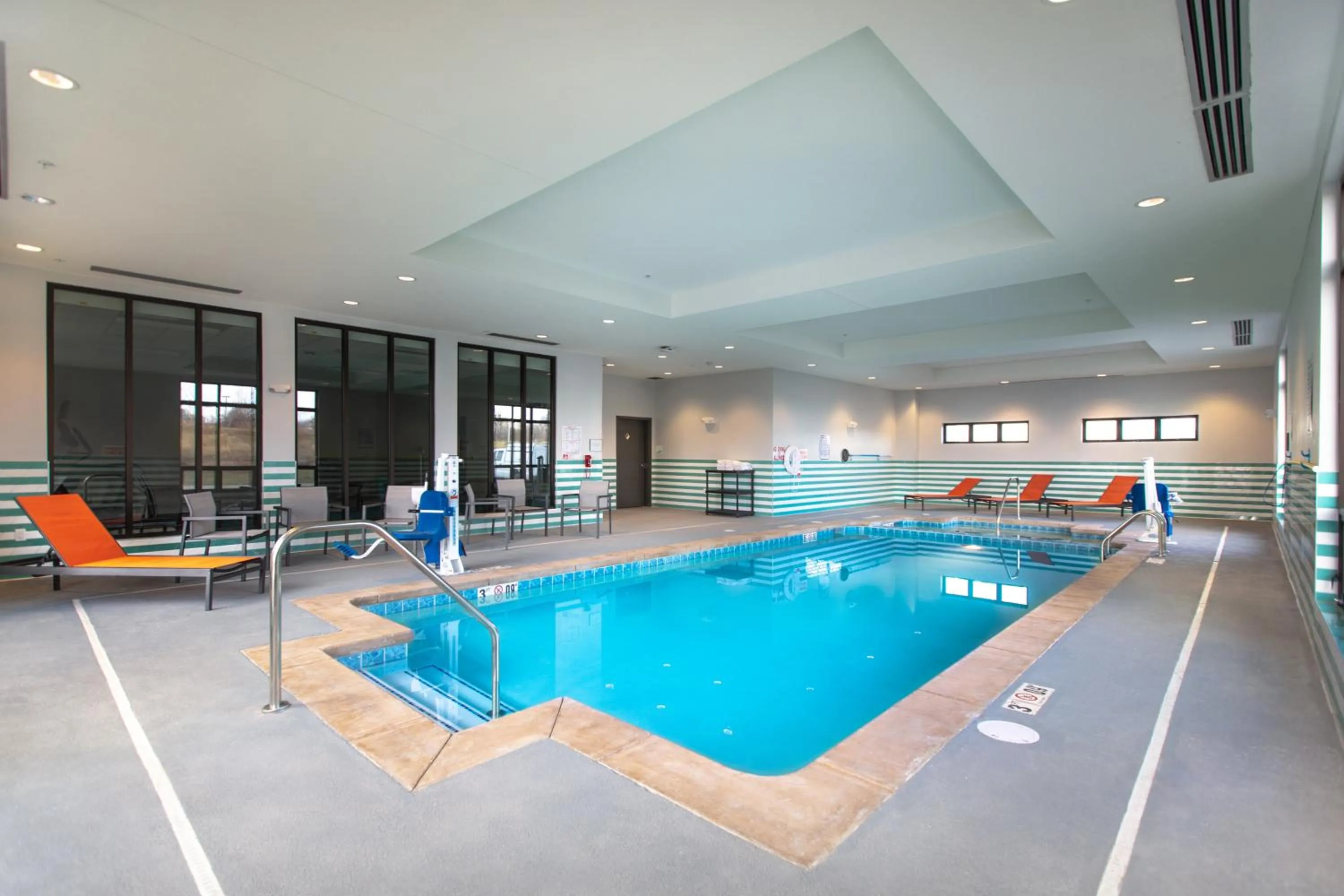 Swimming pool in Holiday Inn - Kansas City - Northeast by IHG