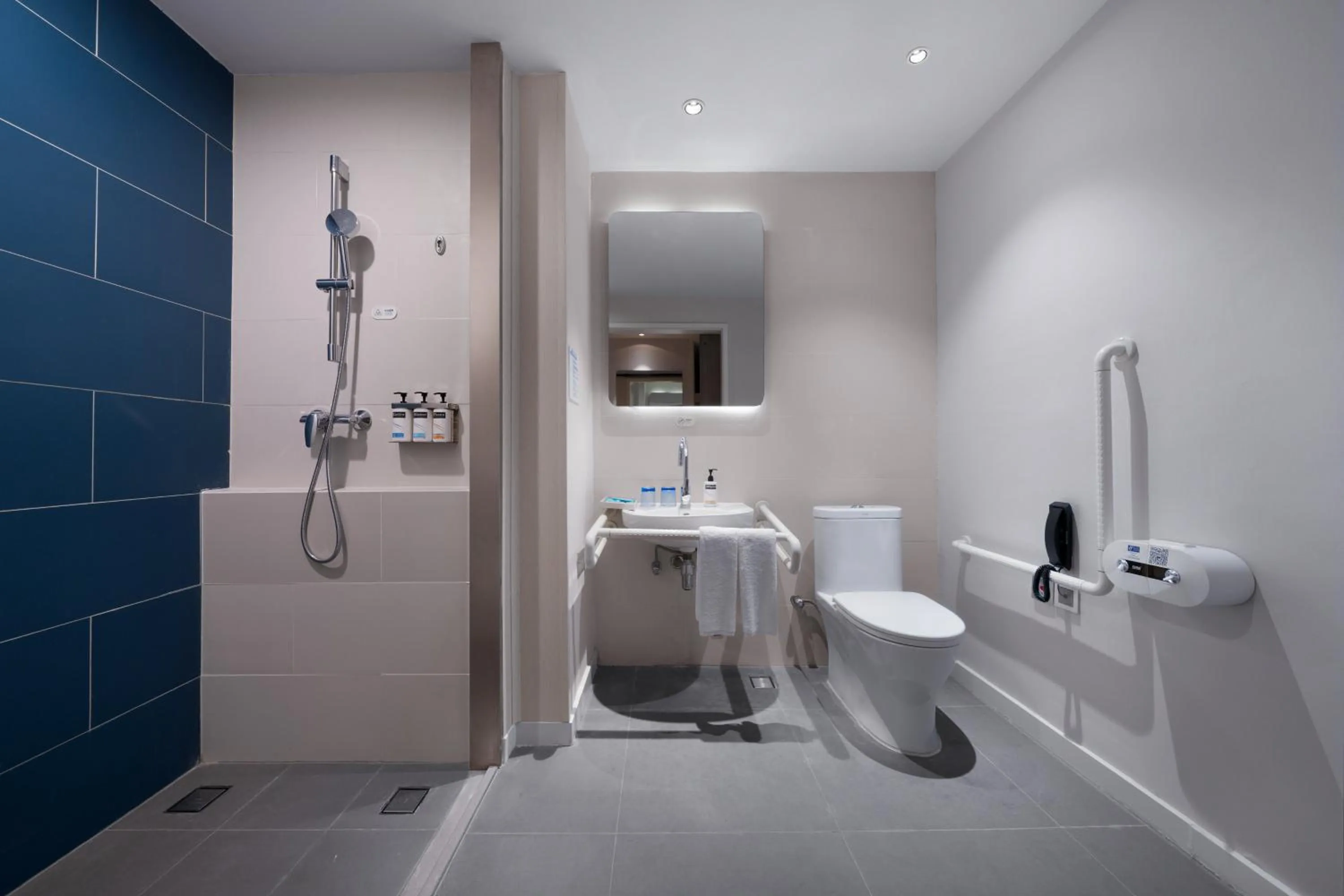 Bathroom in Holiday Inn Express Pengzhou Downtown by IHG