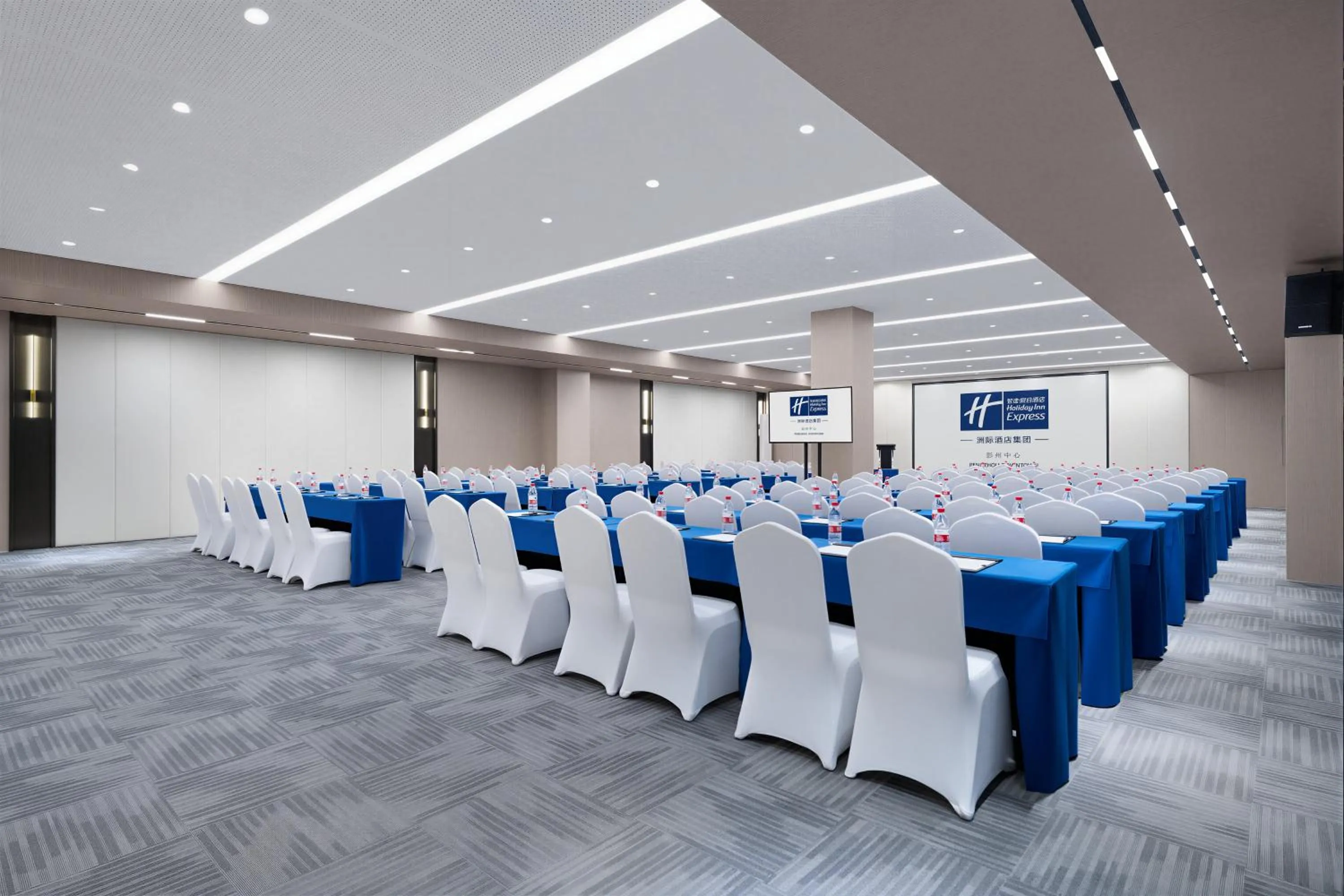 Meeting/conference room in Holiday Inn Express Pengzhou Downtown by IHG