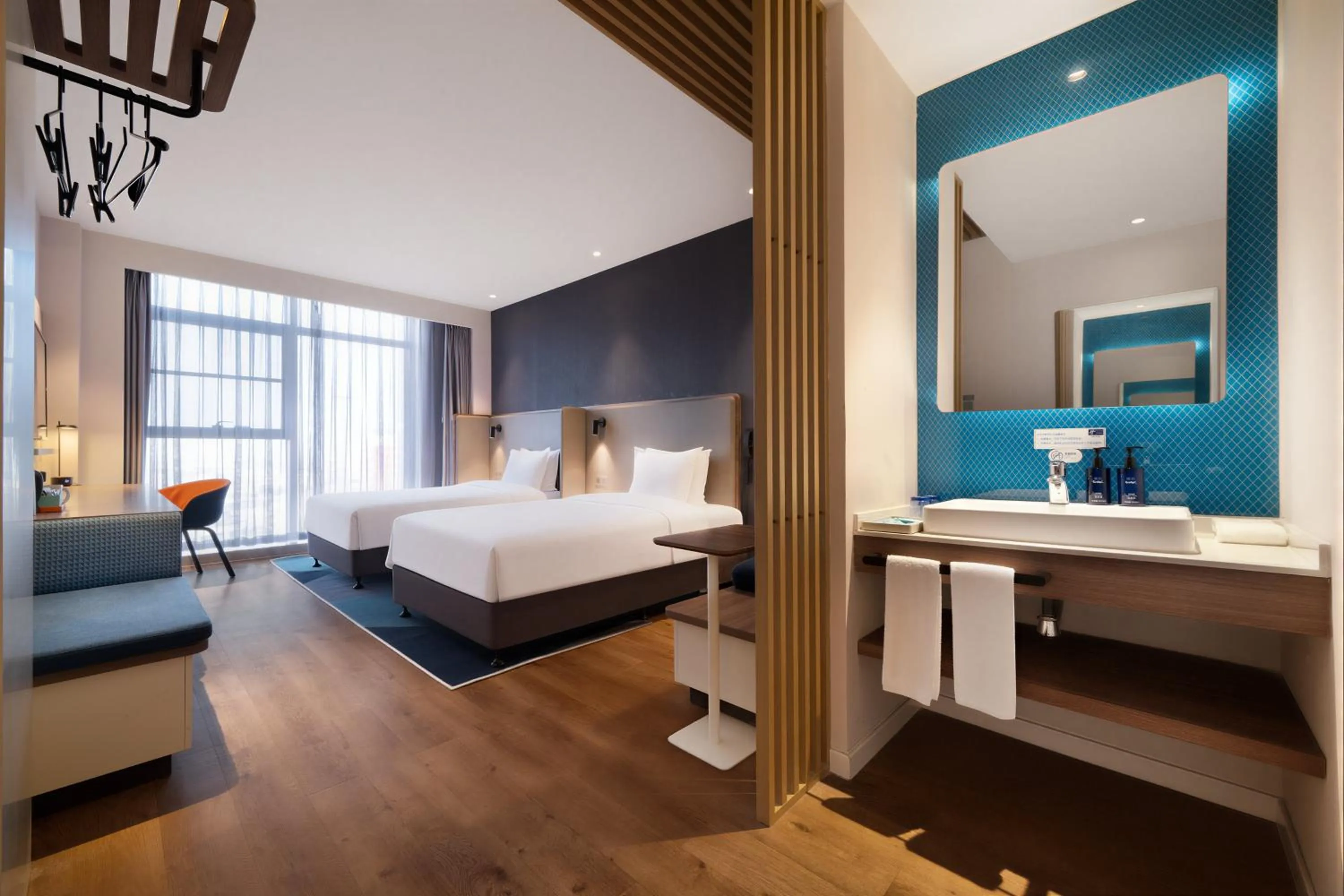 Photo of the whole room, Bed in Holiday Inn Express Pengzhou Downtown by IHG