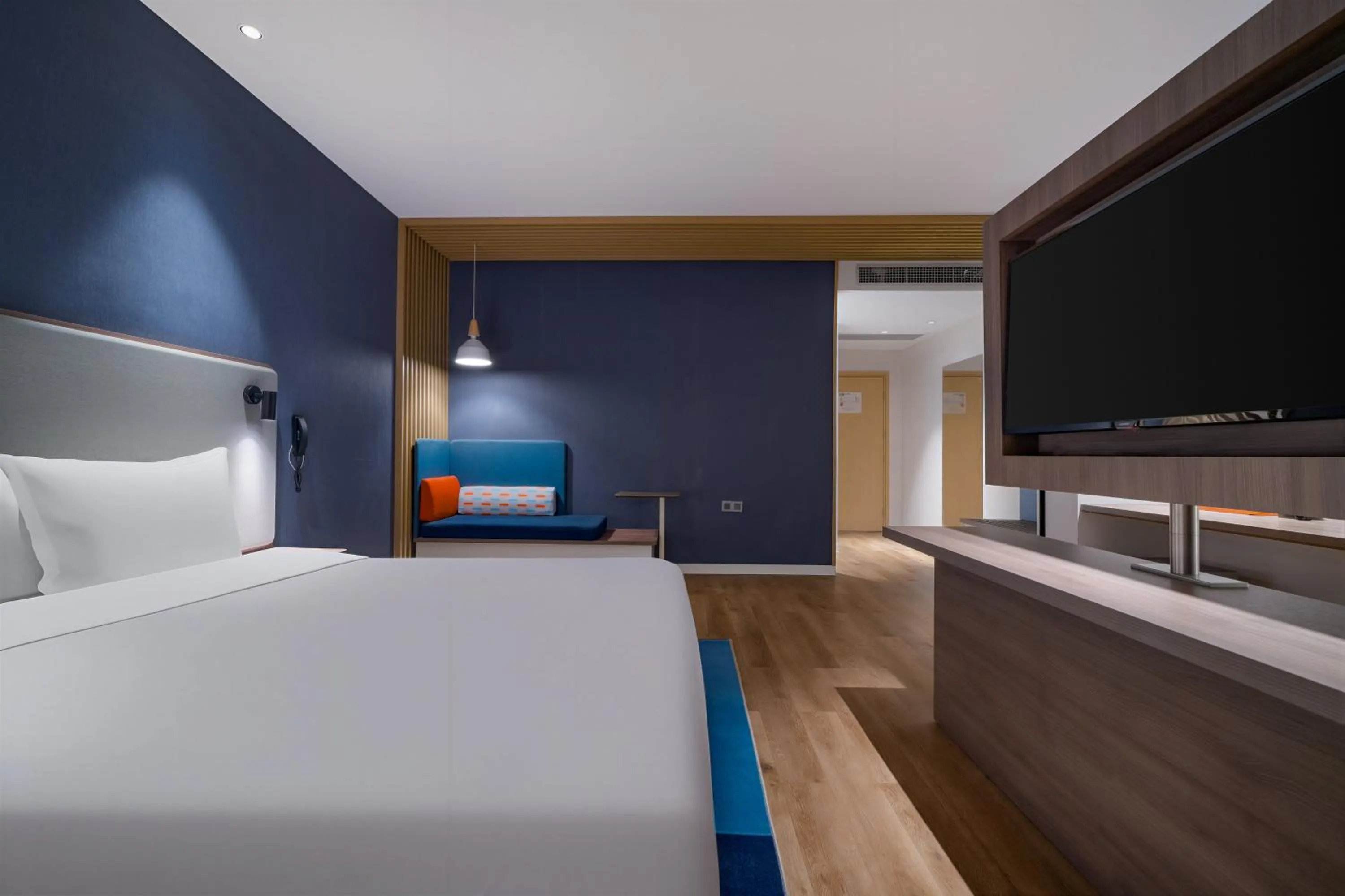 Photo of the whole room, Bed in Holiday Inn Express Pengzhou Downtown by IHG