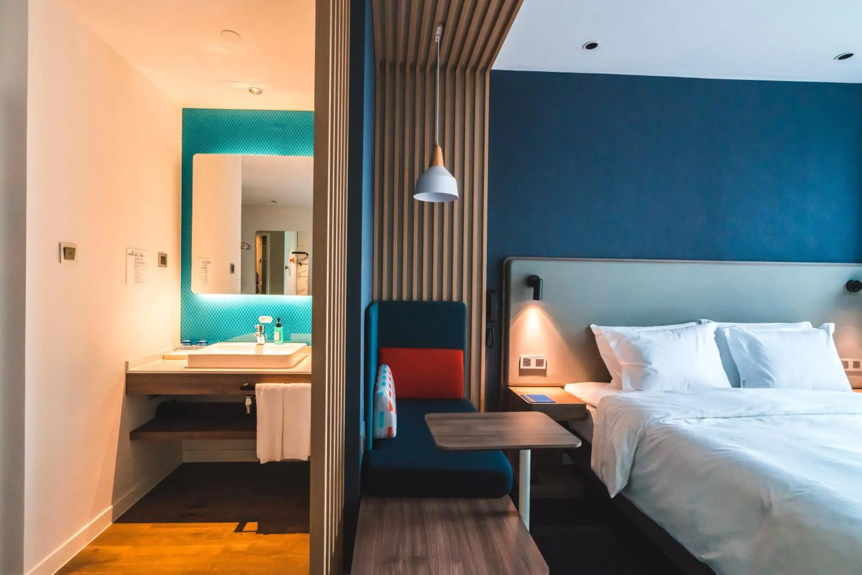 Photo of the whole room, Bed in Holiday Inn Express Pengzhou Downtown by IHG Photo of the whole room, Bed in Holiday Inn Express Pengzhou Downtown by IHG