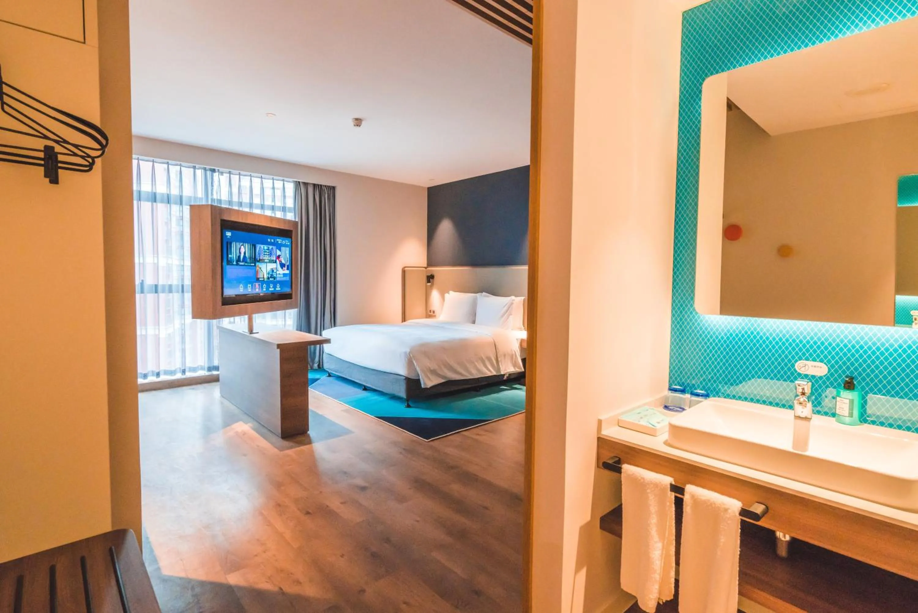 Photo of the whole room, Bed in Holiday Inn Express Pengzhou Downtown by IHG