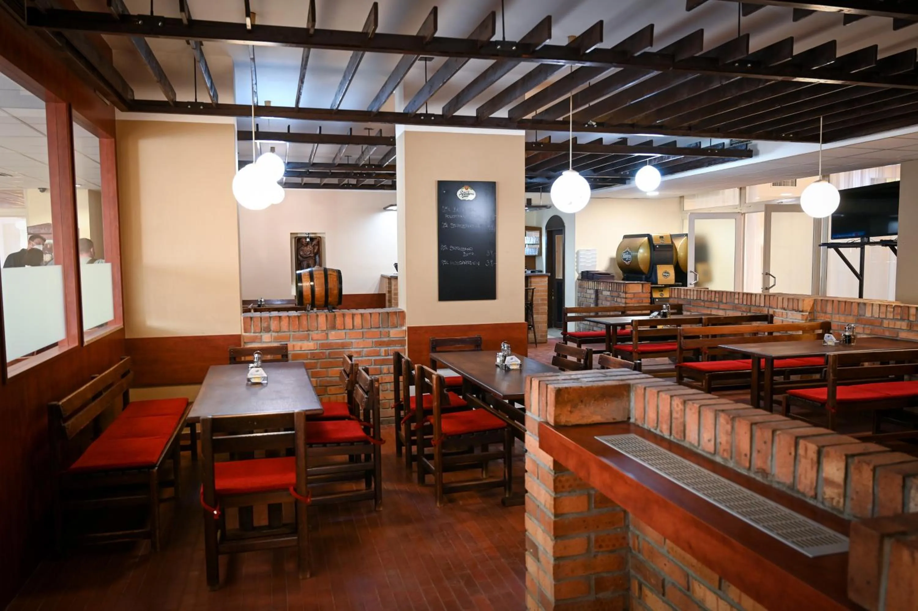 Restaurant/places to eat in Hotel Opera