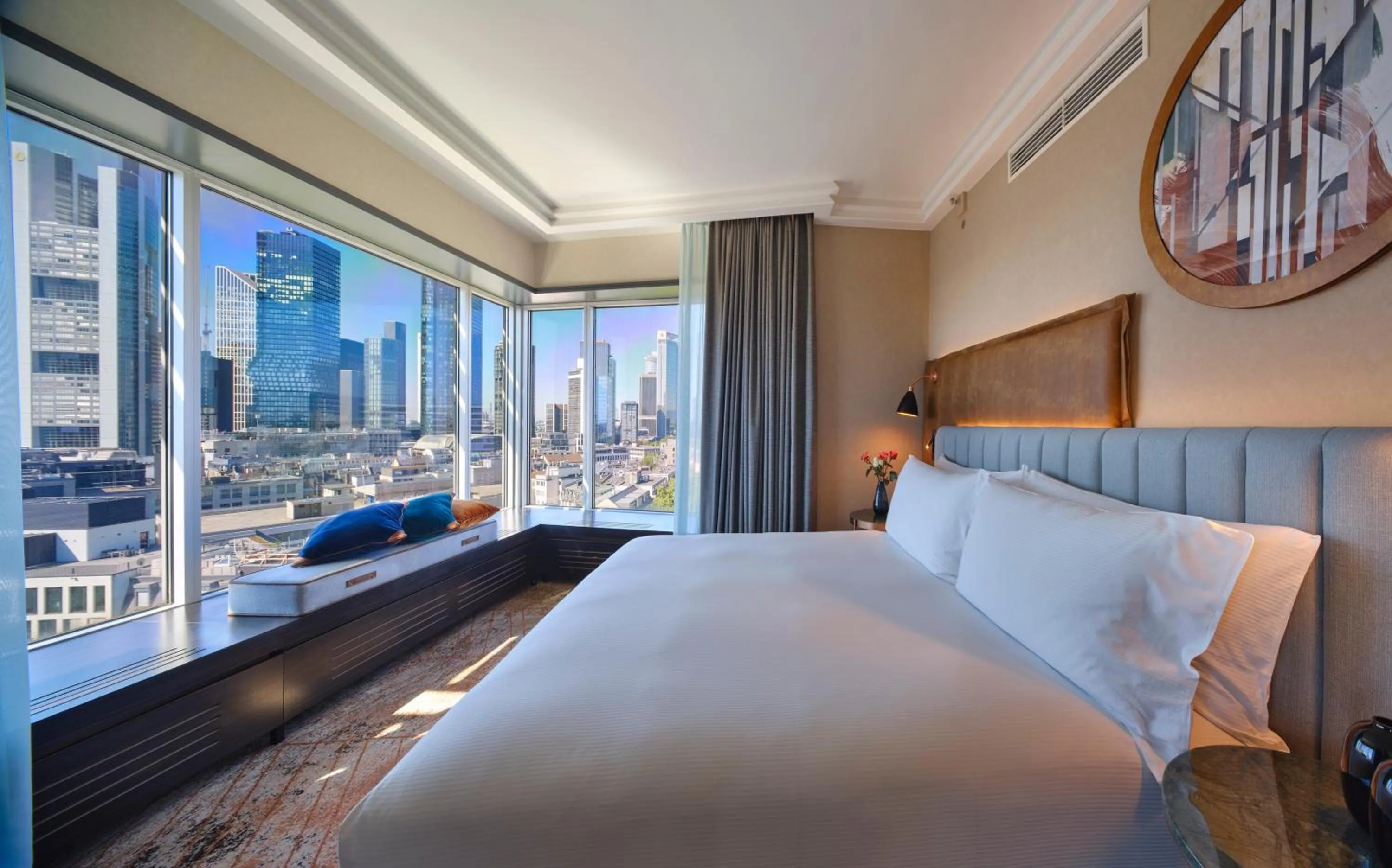 View (from property/room), Bed in Hilton Frankfurt City Centre