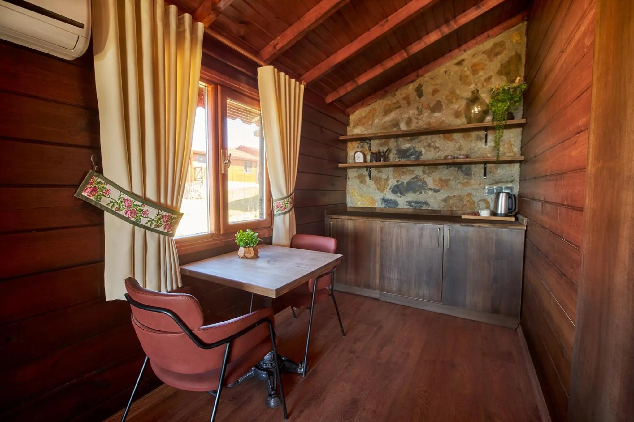 Flora Handüzü Resort & Wellness Bungalow Hotel