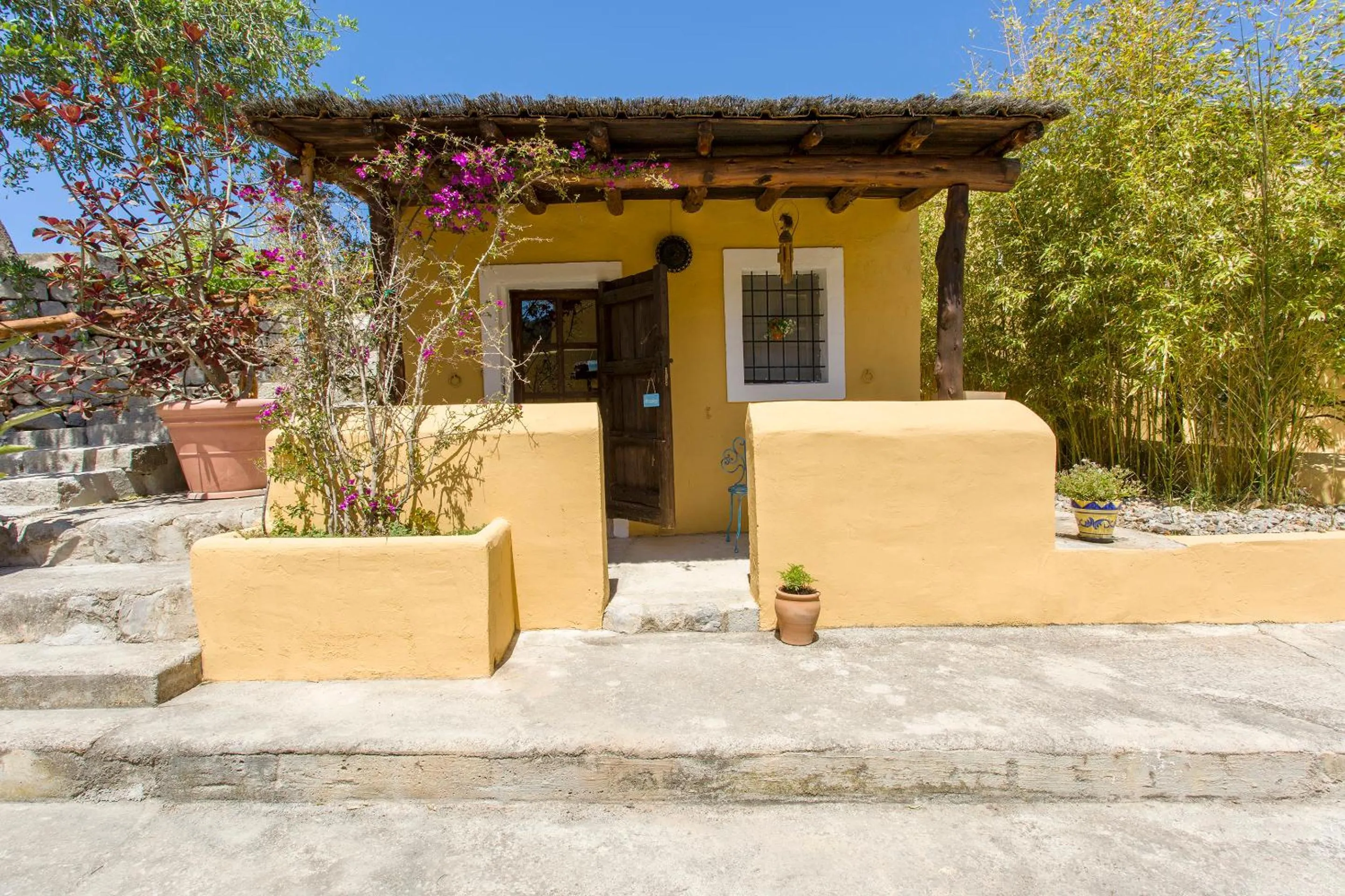 Facade/entrance in LAS MARIPOSAS