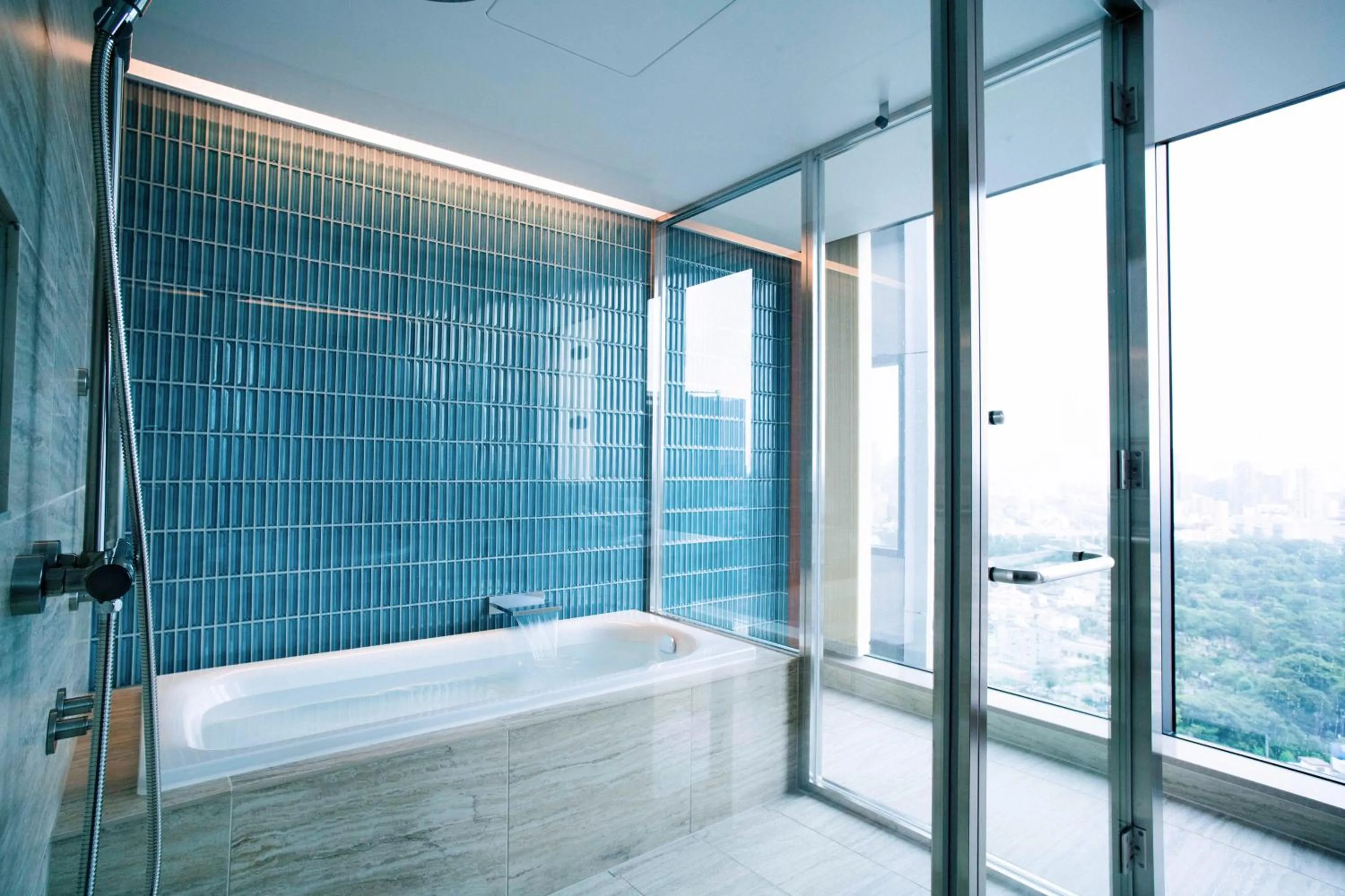 Shower in THE AOYAMA GRAND HOTEL