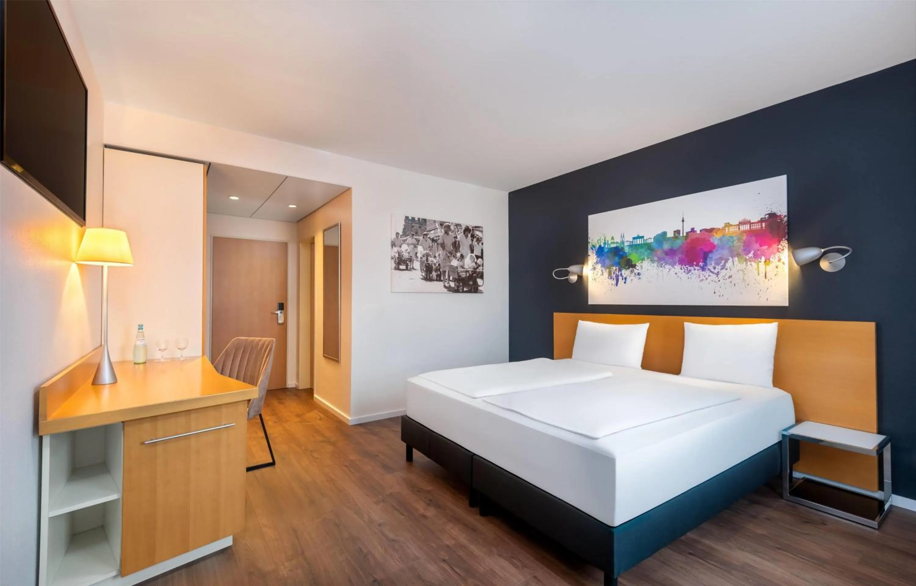 Photo of the whole room, Bed in Wyndham Garden Potsdam