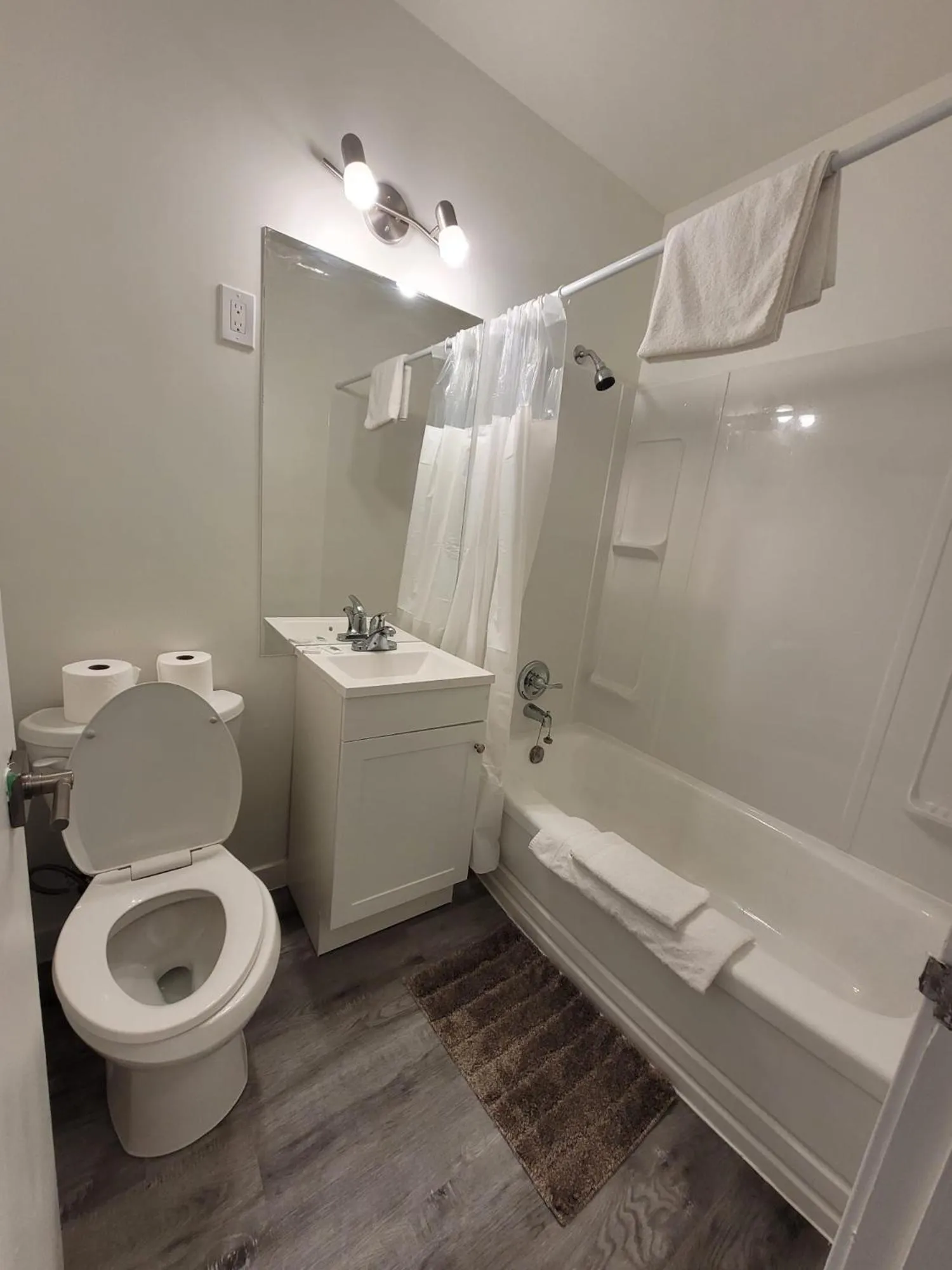 Bathroom in Vivian Motor Hotel