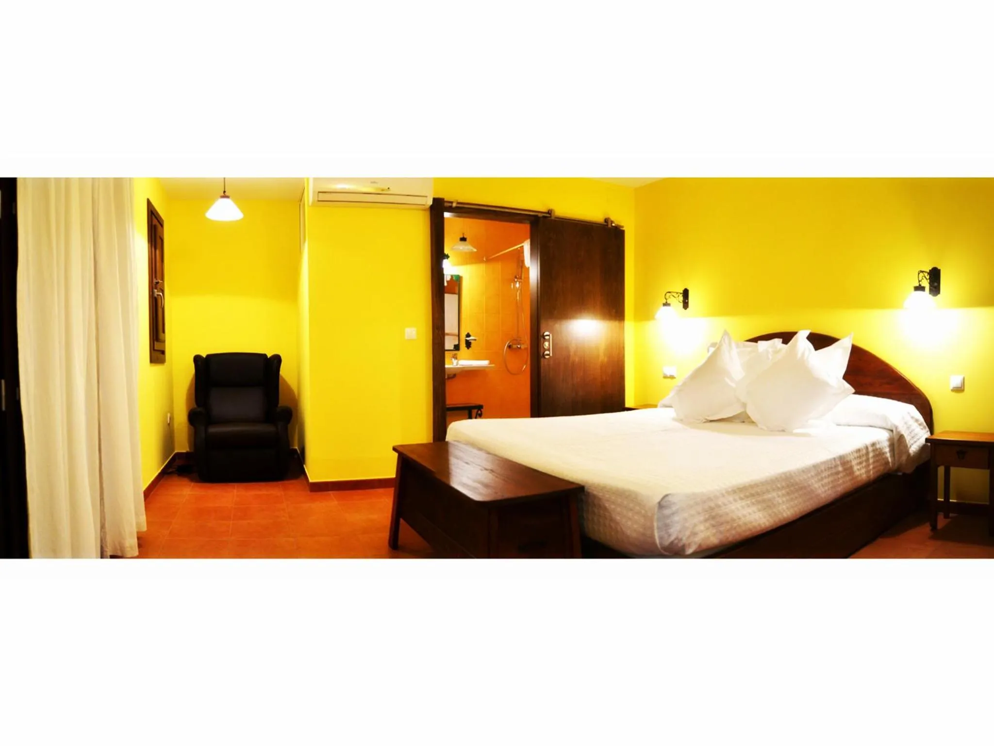 Photo of the whole room, Bed in La Posada de Quijada
