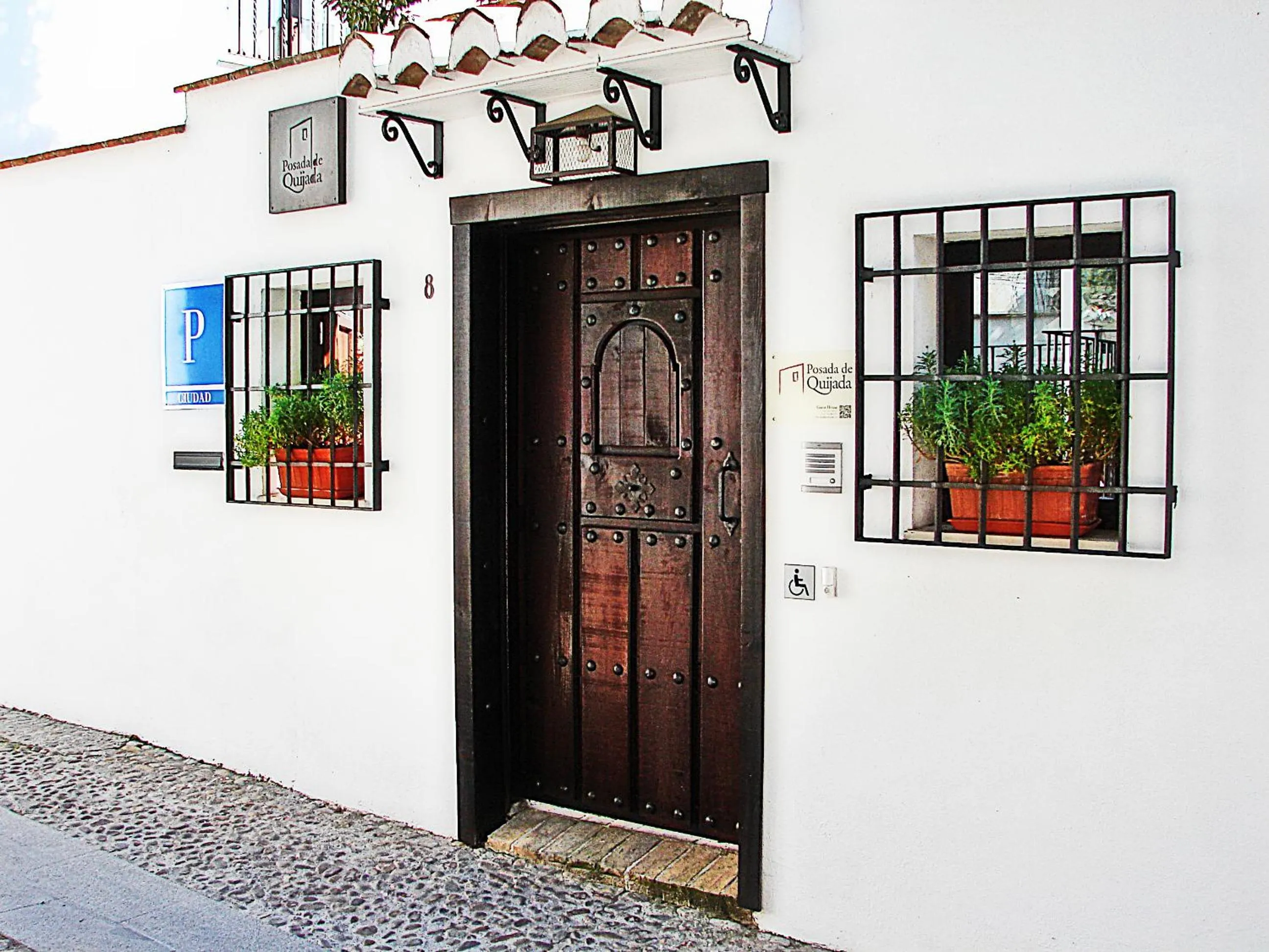 Facade/entrance in La Posada de Quijada