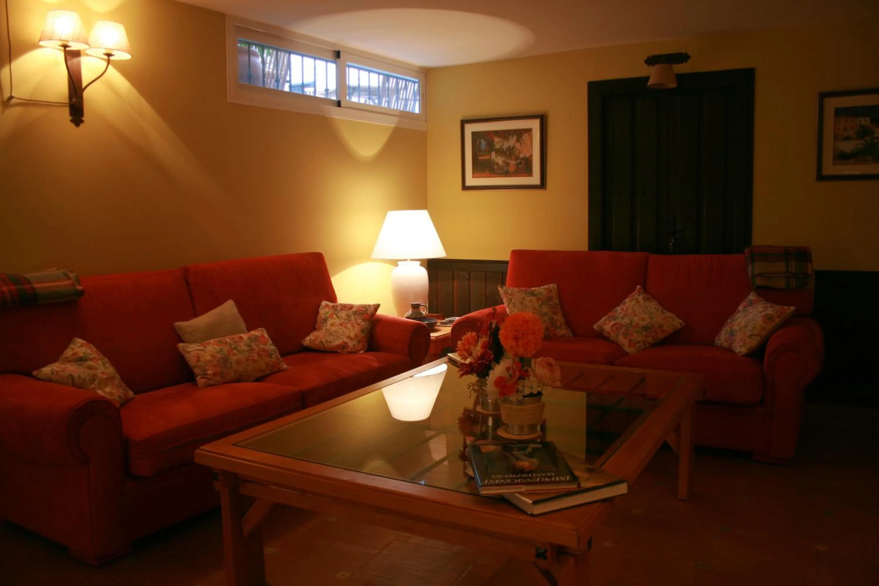 Communal lounge/ TV room in La Posada de Quijada