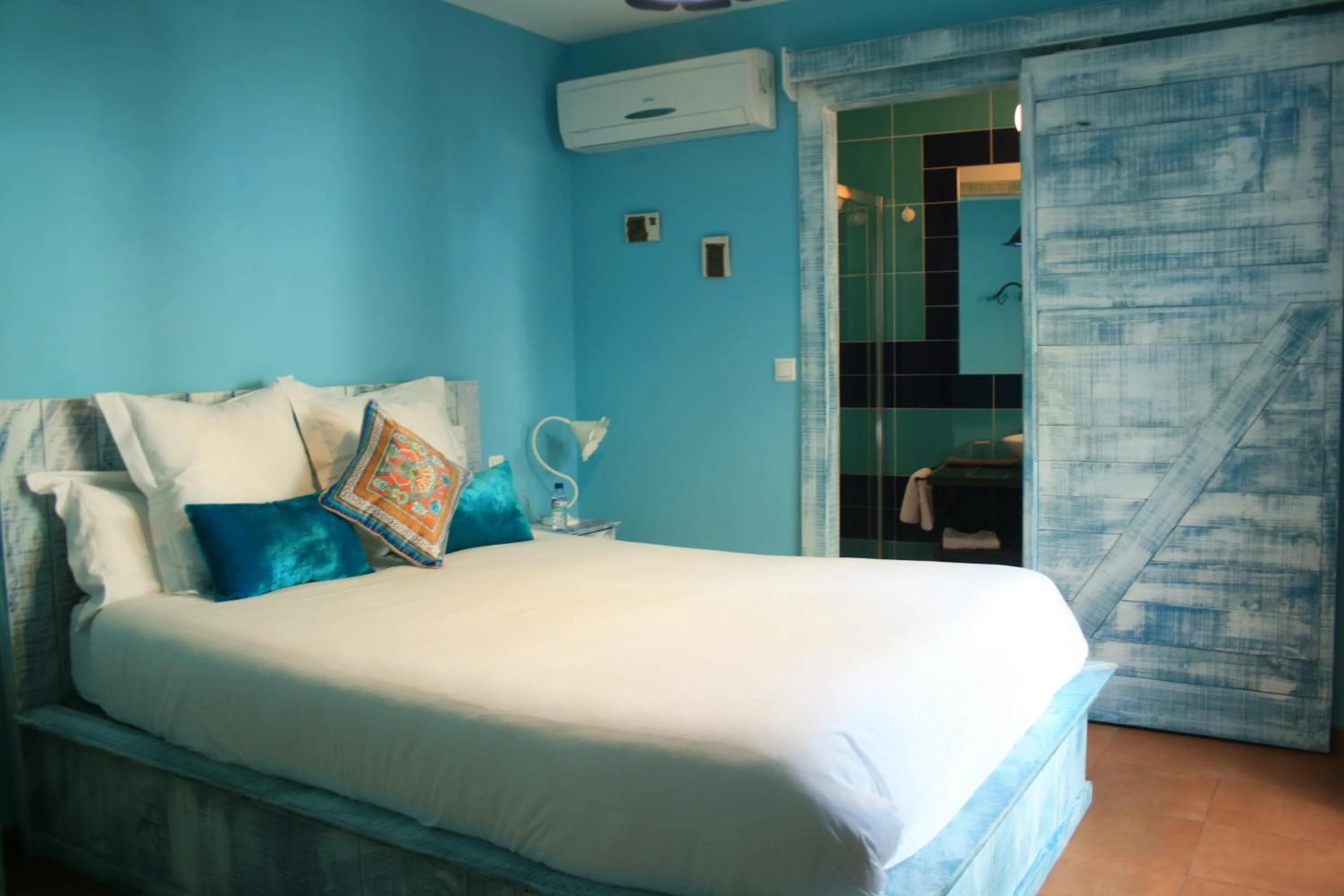 Photo of the whole room, Bed in La Posada de Quijada