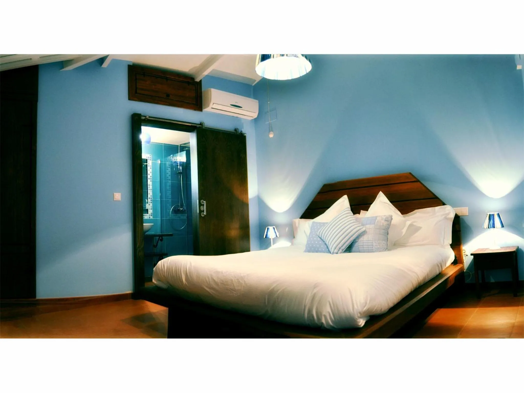 Photo of the whole room, Bed in La Posada de Quijada