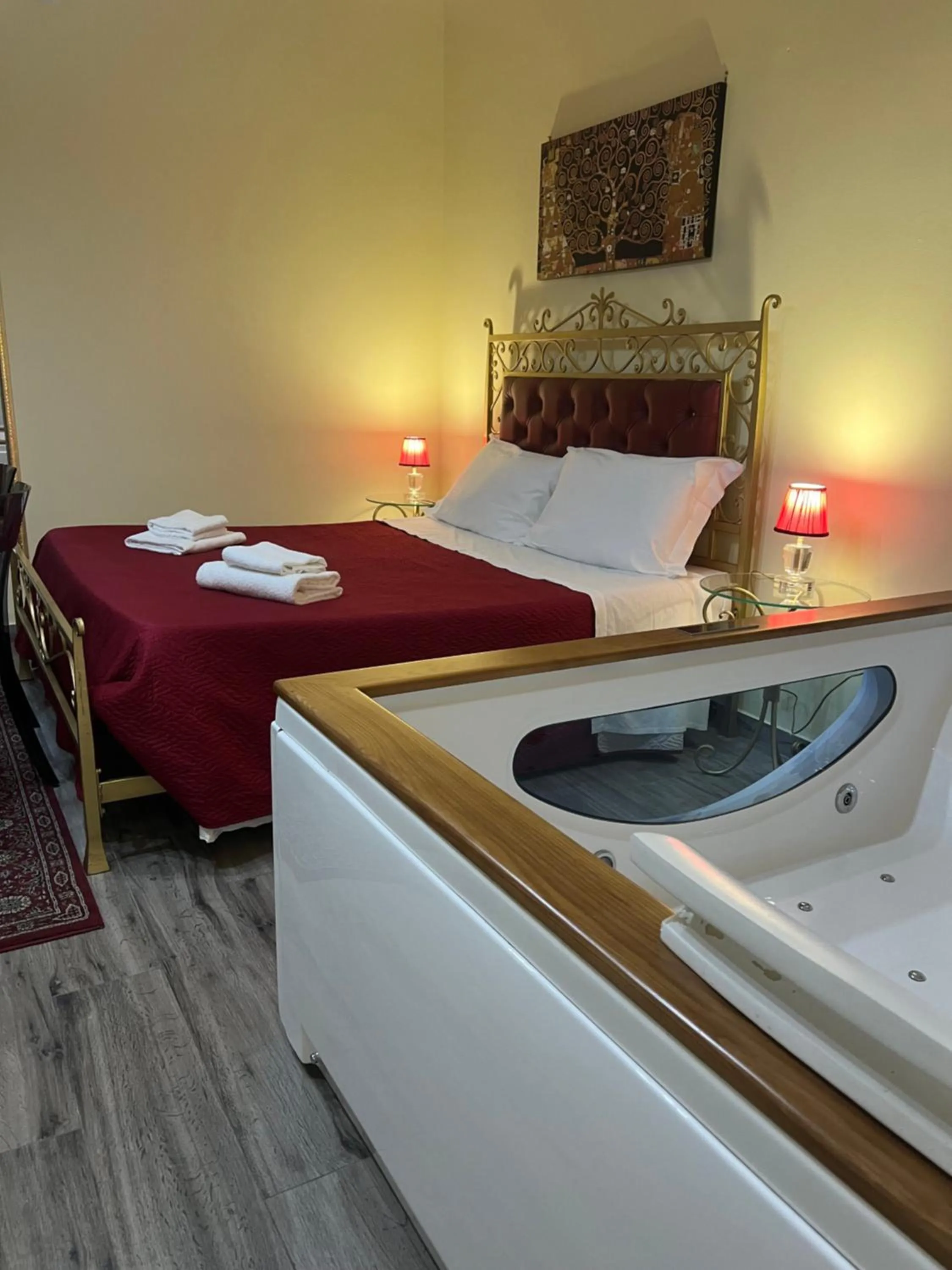 Hot Tub, Bed in Duca di Uzeda Bed and Breakfast