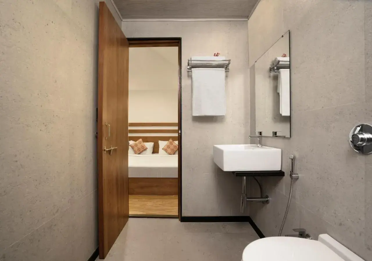 Deluxe King Room in Whistling Woodzs Resort Deluxe King Room in Whistling Woodzs Resort