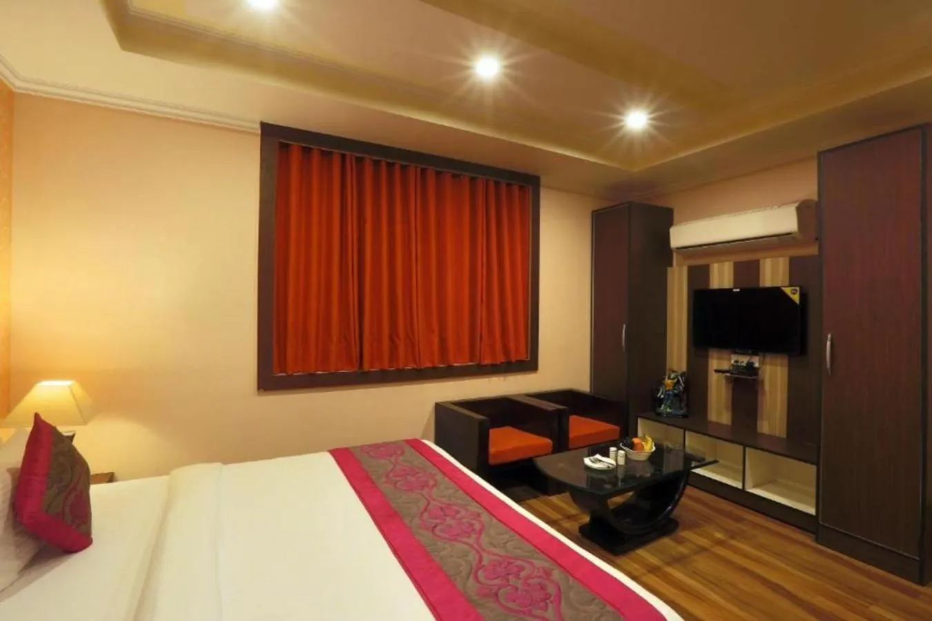 Communal lounge/ TV room in Hotel Castle Blue New Delhi Near IGI Airport