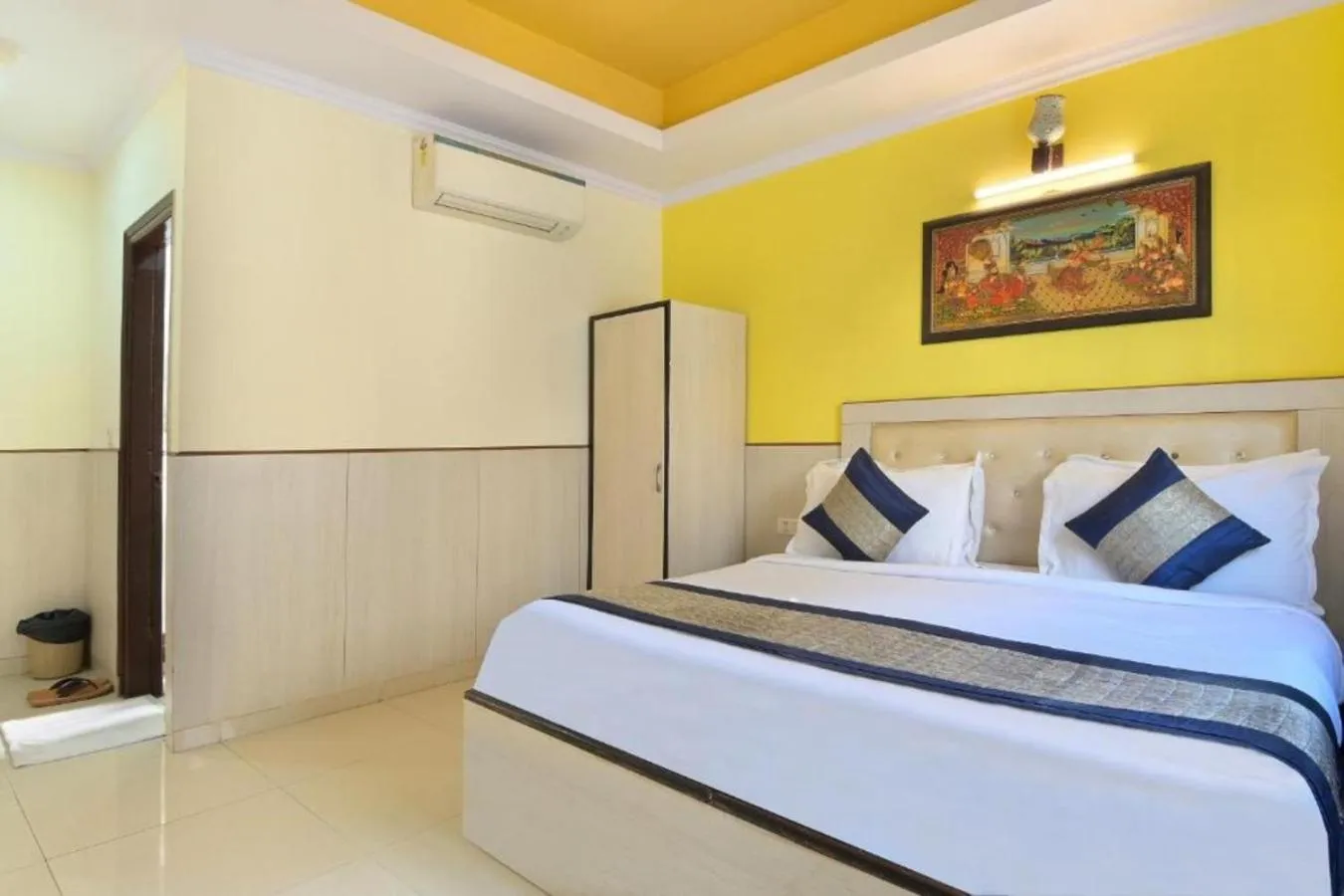 Bed in Hotel Castle Blue New Delhi Near IGI Airport