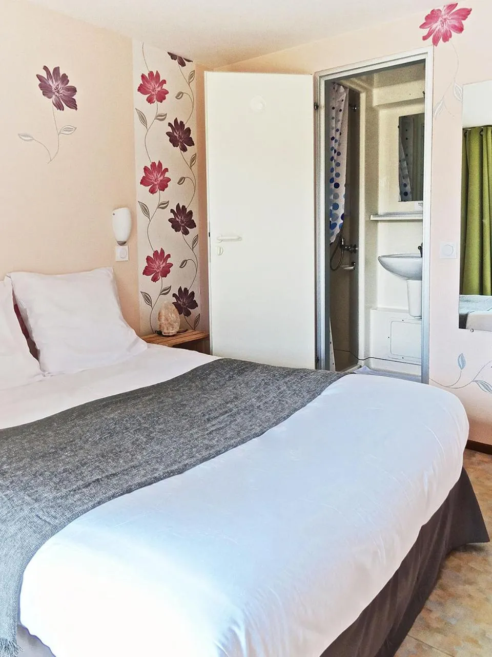 Photo of the whole room, Bed in Du côté de chez Sam