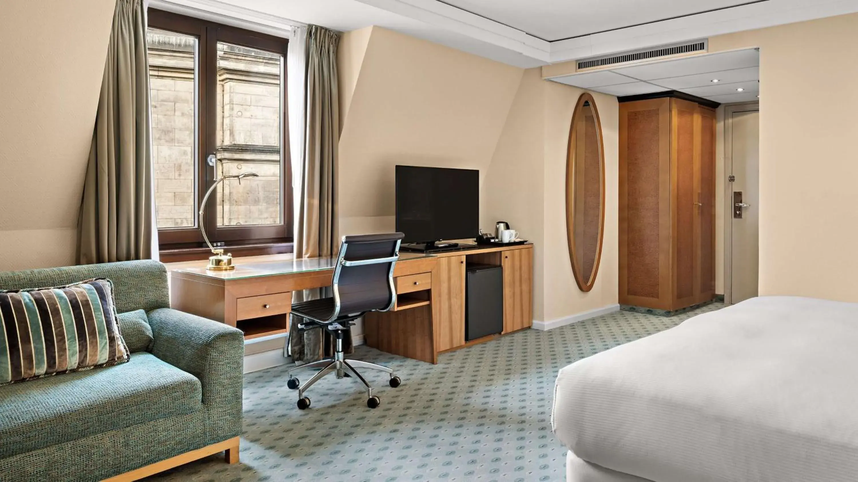 Executive Queen Family Room with view of the Procession of Princes and access to the Executive Lounge in Hilton Dresden an der Frauenkirche Executive Queen Family Room with view of the Procession of Princes and access to the Executive Lounge in Hilton Dresden an der Frauenkirche